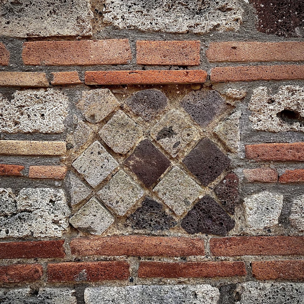 Haven’t stopped to admire the little #wallporn details of #Pompeii for a while so this morning I did.