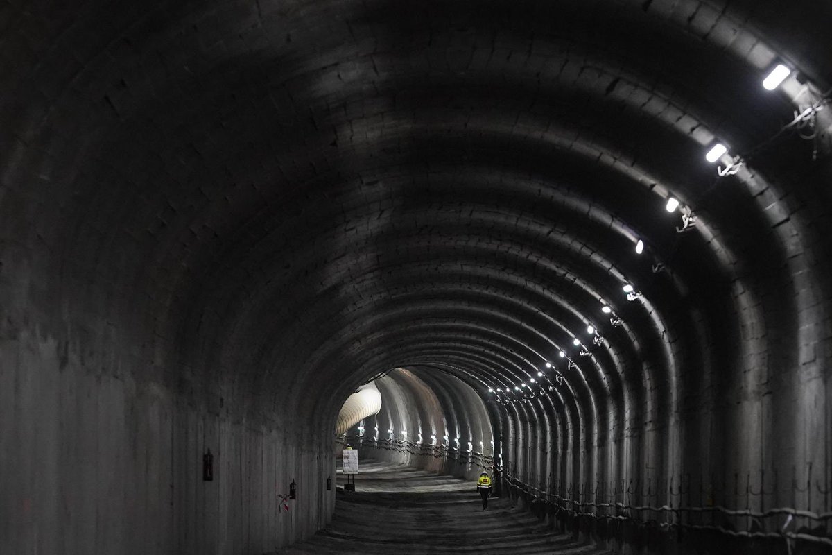 IdiazAyuso's tweet photo. En Madrid nos gusta derribar muros. Las obras de la L3 Metro entre la capital y Getafe, Alcorcón, Móstoles, Fuenlabrada y Leganés van a gran ritmo.

Y se van a automatizar las L6 y 8 para aumentar su frecuencia, como en otros grandes suburbanos del mundo. https://t.co/1cNnfAUXTp