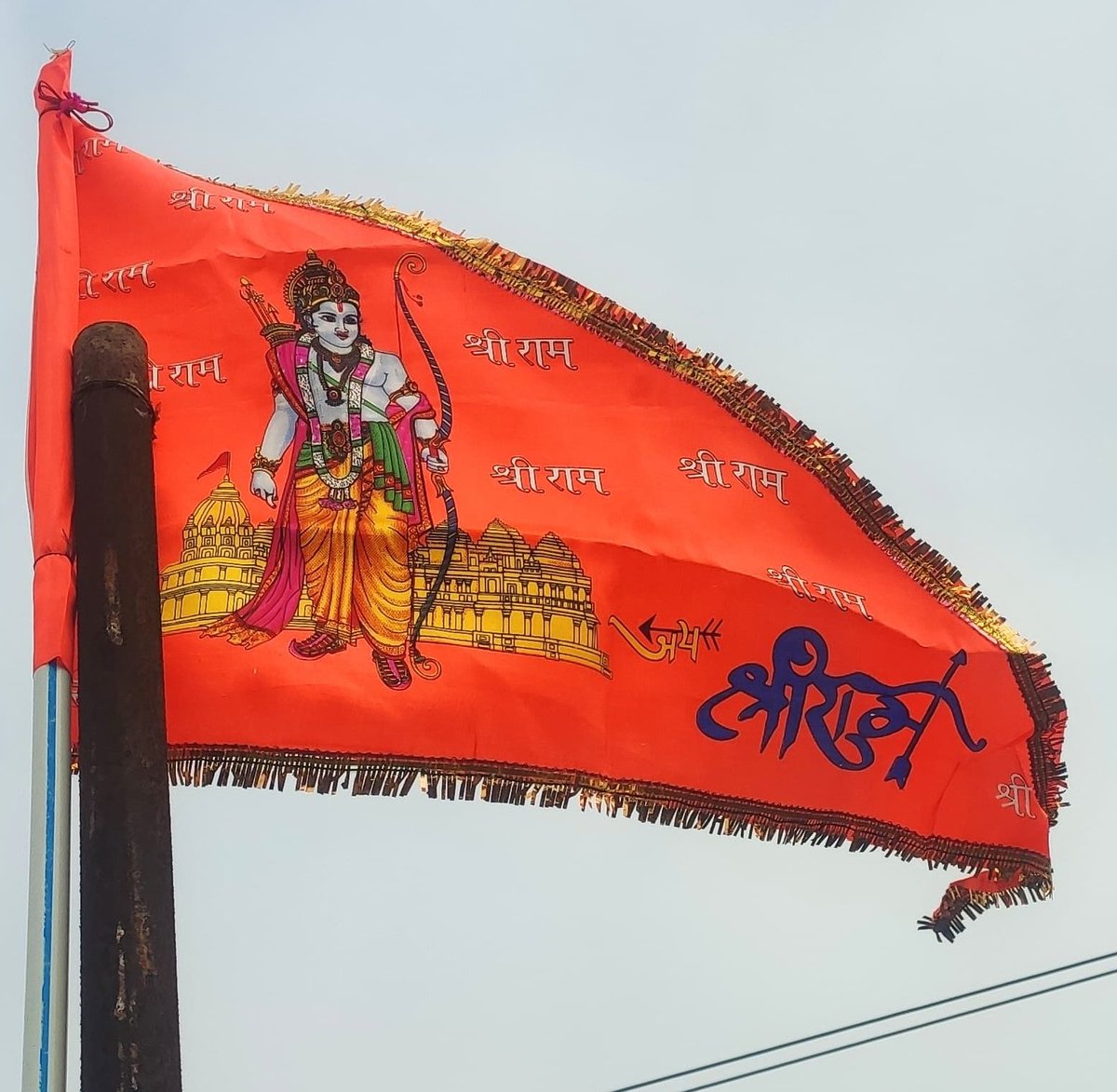 खुशियाँ पराई होती है सब में
     बाट दी जाती है  । 
दर्द सिर्फ अपने होते हैं, दिल में
     रखने पड़ते हैं....।। 
. 
जय श्री राम🚩🚩🚩🚩🚩