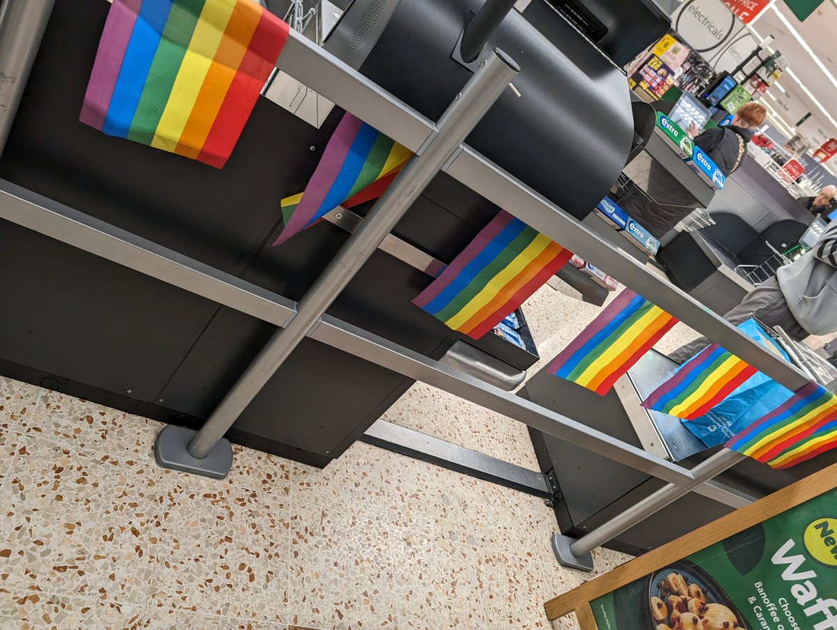 heelvsbabyface's tweet image. FFS I just want to buy some food!!