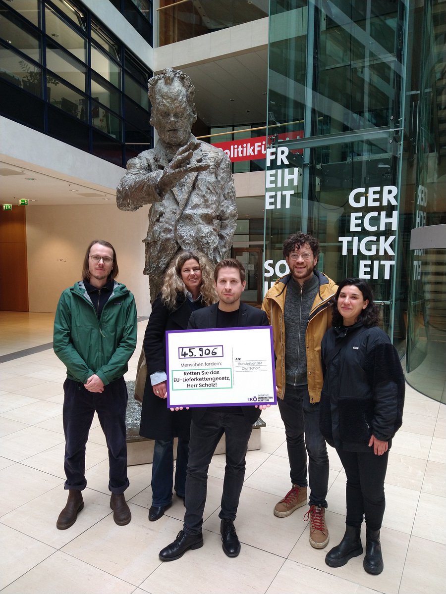Danke, <a href="/spdde/">SPD Parteivorstand 🇪🇺</a> Kevin Kühnert, dass Sie unsere Unterschriften entgegengenommen haben. Jetzt heißt es Endspurt. Retten wir das EU-Lieferkettengesetz! Via <a href="/LieferkettenG/">Initiative Lieferkettengesetz</a> <a href="/Eko_deutsch/">Ekō</a> <a href="/Eko_Movement/">Ekō</a> <a href="/Germanwatch/">Germanwatch</a> <a href="/Oxfam_DE/">Oxfam Deutschland</a>