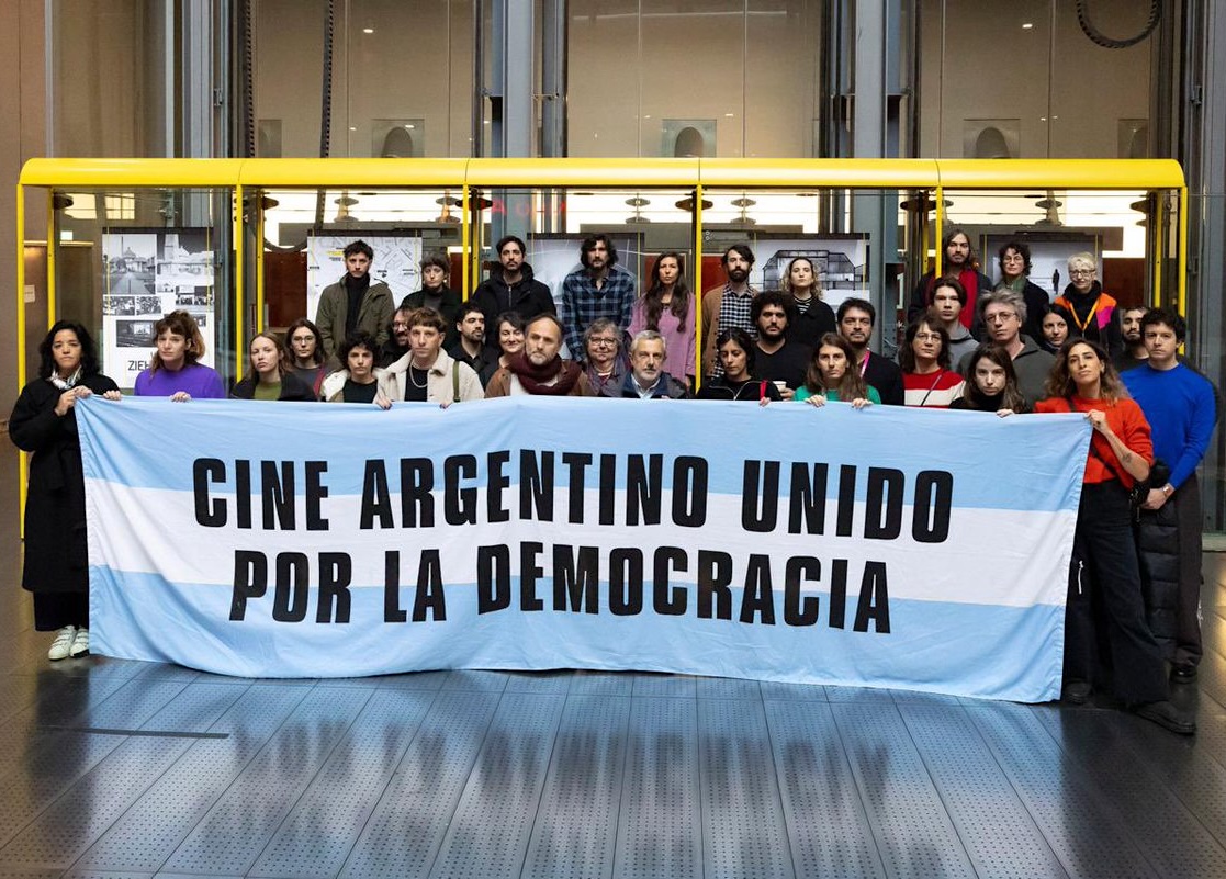 La delegación argentina presente en la #Berlinale2024 (representantes de las 6 películas seleccionadas en las distintas secciones, jurados, prensa, etc.) se manifestó esta mañana en contra de las medidas del gobierno nacional para el sector cinematográfico.