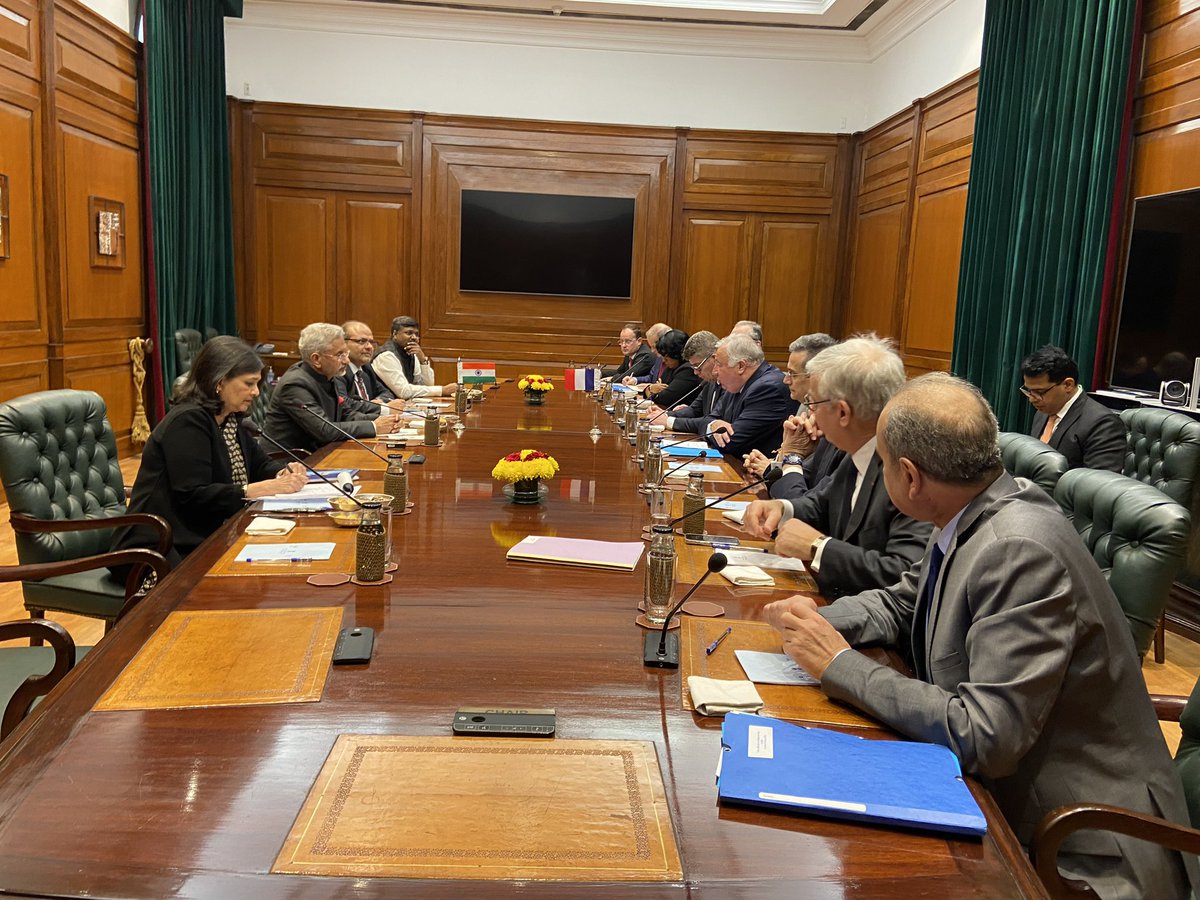 gerard_larcher's tweet photo. Nous avons abordé des sujets sensibles de la situation internationale avec le Ministre des Affaires extérieures M. Subrahmanyam Jaishankar. La France et l’Inde ont de nombreuses convergences notamment sur les enjeux dans la région indo-pacifique ou sur la situation en mer rouge https://t.co/NbHJPZ5jAw