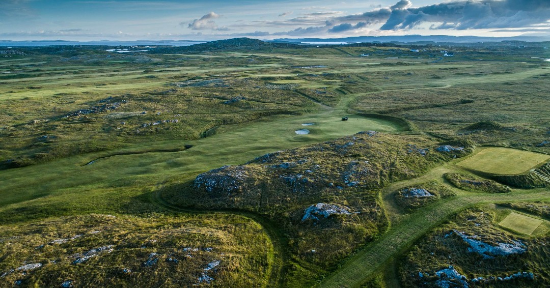 ⛳ Calling all golfers! Grab your clubs and get ready for the ultimate stay & play adventure at Connemara Golf Links! 🏌️‍♂️ Experience the breathtaking beauty of this spectacular course while focusing on improving your game. ⛰️ ow.ly/Q04z50QF7c8