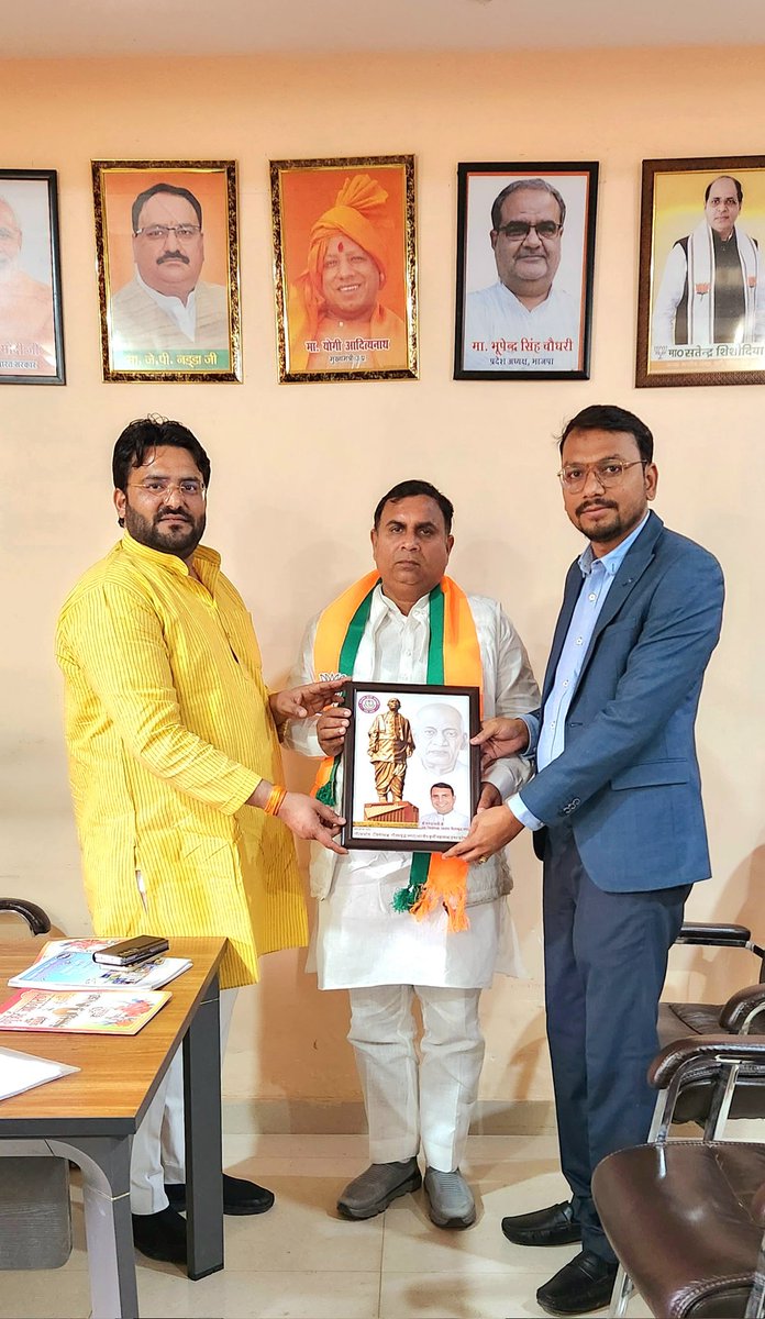 आज <a href="/Bjp4GbnagarUP/">Zila GautamBuddh Nagar, BJP</a> भाजपा गौतमबुद्ध नगर के यशस्वी #जिलाध्यक्ष आदरणीय श्री <a href="/Gajendramavibjp/">Gajendra Mavi BJP</a> गजेन्द्र मावी जी से मिलकर उन्हें भारत रत्न एवं अखंड भारत के निर्माता #सरदार_बल्लभ_भाई_पटेल_जी का फोटो भेंट करके उनका आशीर्वाद एवं मार्गदर्शन प्राप्त किया... जय हो 🚩😇🙏