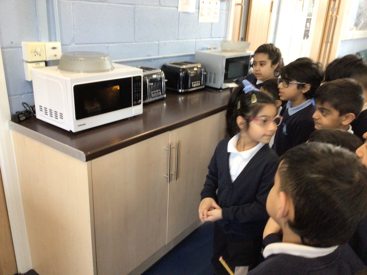 Byronprimarysch's tweet photo. Class 2T carried out an investigation into which items would change with heat. We enjoyed recording our results and our predictions were correct. #ByronScience #STEM https://t.co/lpJSA0CVOI