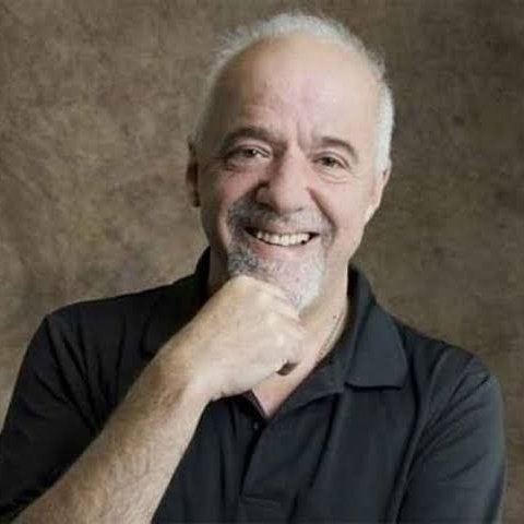 jornalnota's tweet photo. POLÊMICA! 🚨 Paulo Coelho posta foto de seu livro pirata sendo vendido nas ruas e escreve: 

"Alguns chamam isso de 'pirataria'. Chamo isso de medalha para qualquer escritor que entende que não há recompensa melhor do que ser lido"

O que você acha? https://t.co/YHEKNZ4J3j