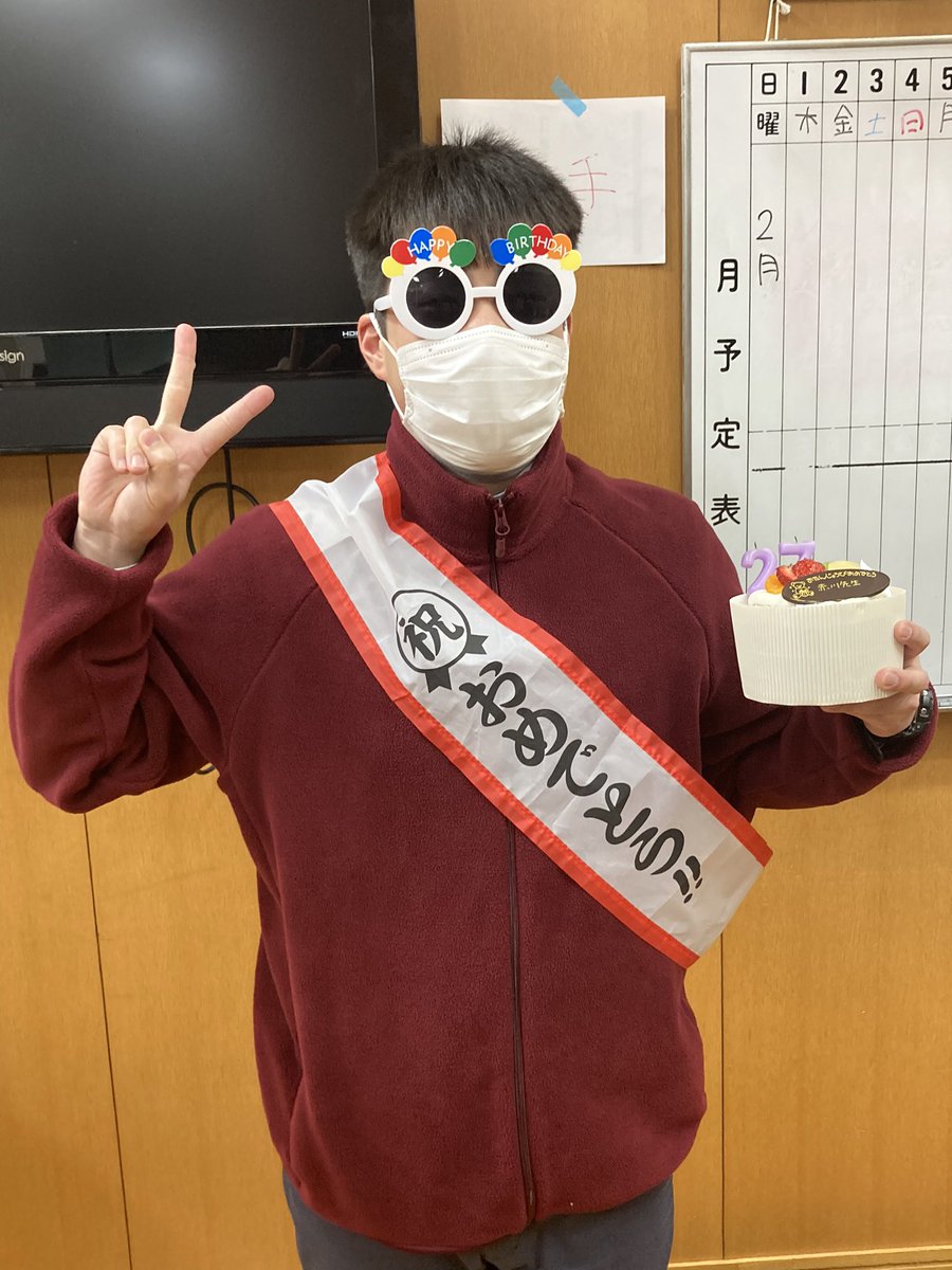 anwe_2024's tweet photo. こんばんは♪
今日はテスト期間からあけて最初の部活でした！
そして昨日は私たちの顧問、赤川先生の誕生日だったので部員みんなでお祝いしました🎂
🎉
これからも部員一同頑張るので私たちと一緒に旭農サウンドをつくっていってください‼️
お誕生日おめでとうございます㊗️🎊 https://t.co/9K1nKG64u0