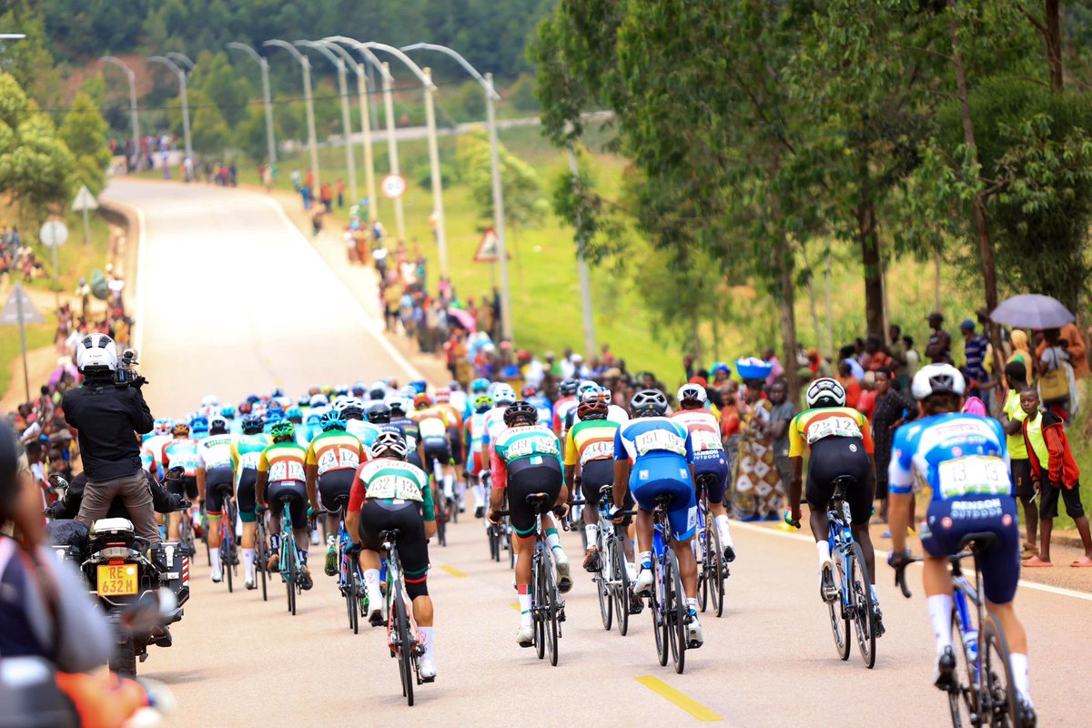 The yellow jersey leads the peloton on the descent 

#TdRwanda2024