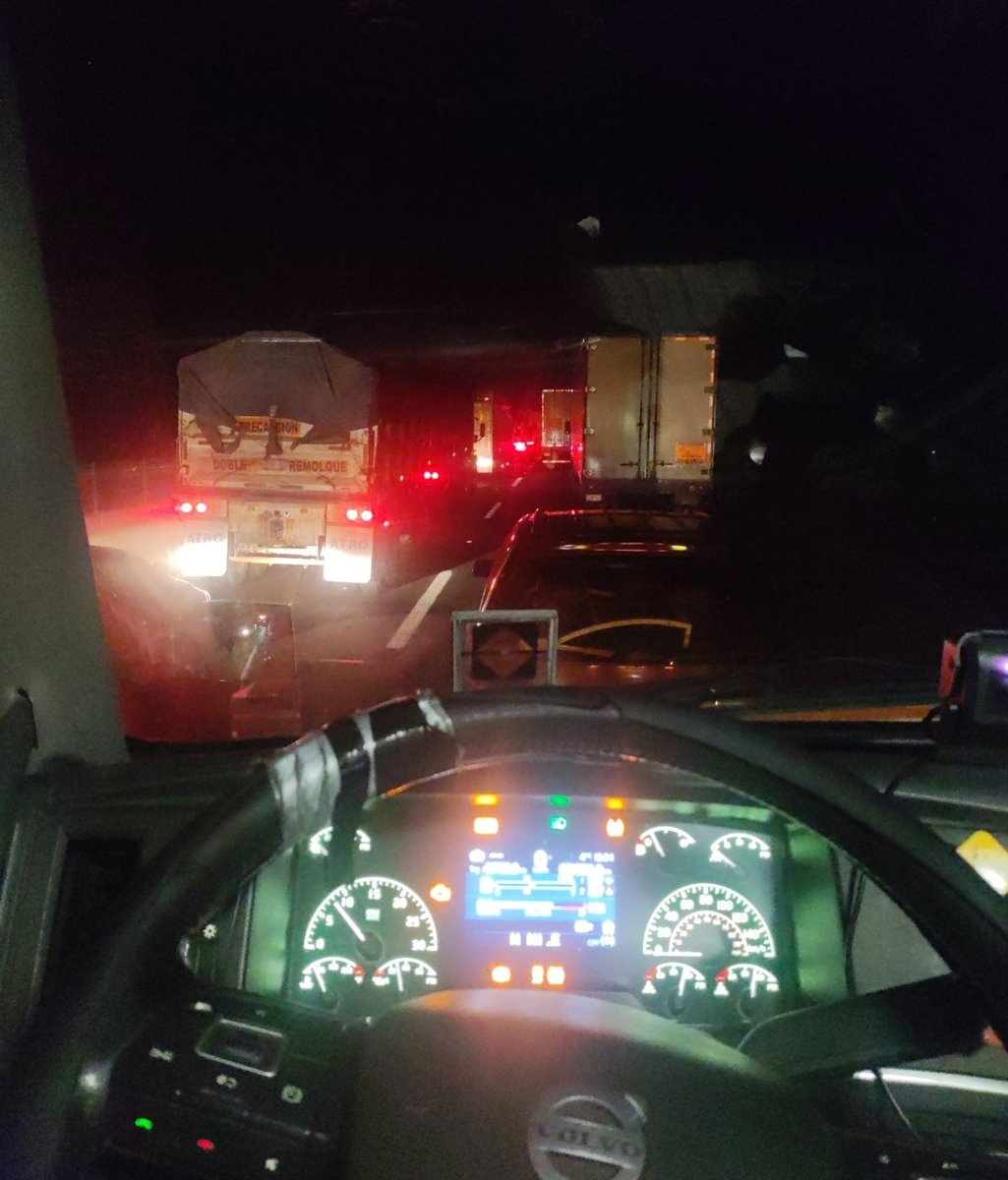 INDICEMEDIAMX's tweet photo. ⭕ #AlAmanecer sigue cerrada la autopista Arco Norte, por parte de campesinos de Calpulalpan que exigen el pago de sus tierras, y suman ya más de 16 horas.  Tenga precaución si está en ese tráfico interminable ante posibles robos. Hay quejas de mínima presencia de la policía. https://t.co/CEsijmNWzq