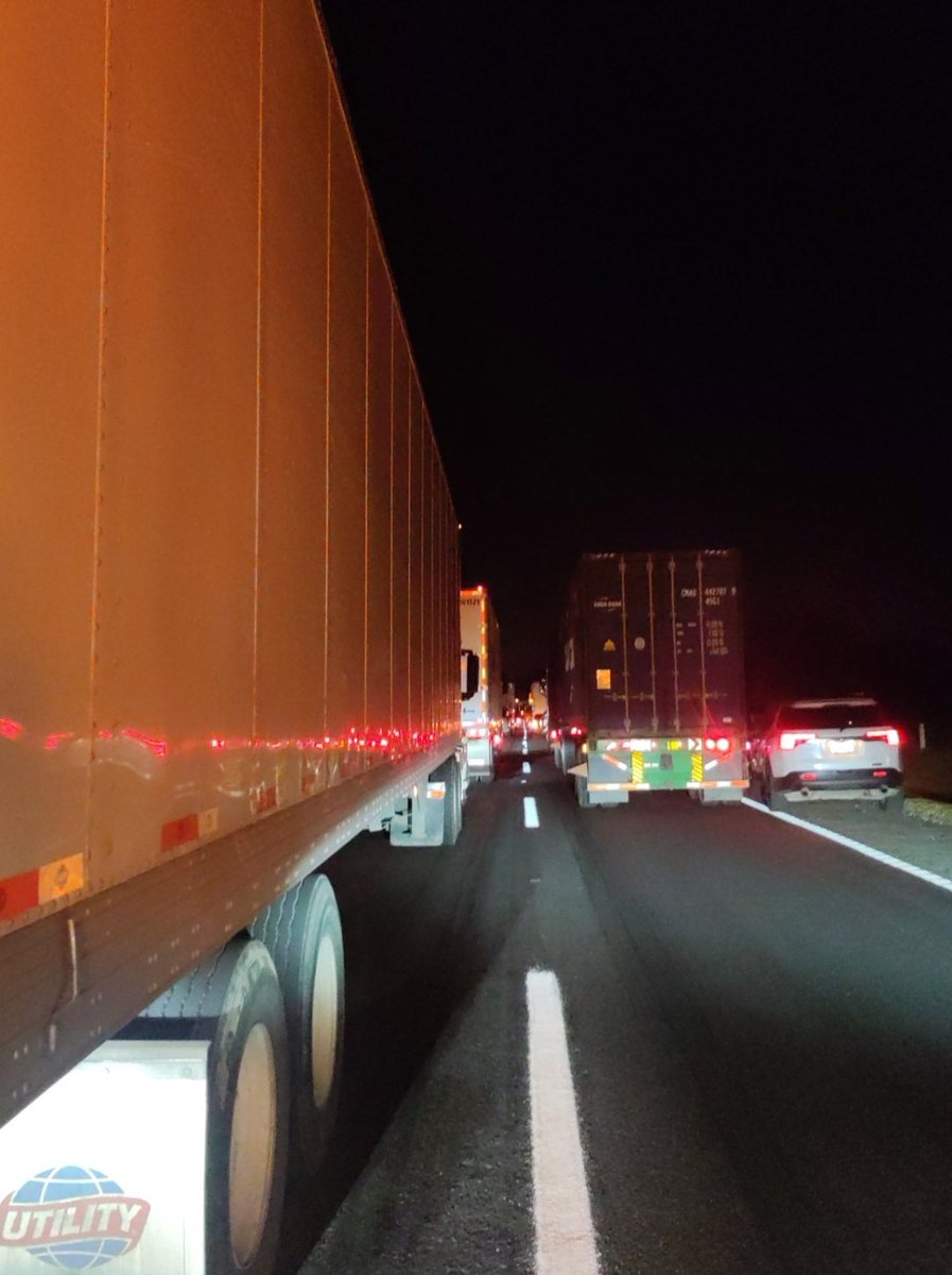 INDICEMEDIAMX's tweet photo. ⭕ #AlAmanecer sigue cerrada la autopista Arco Norte, por parte de campesinos de Calpulalpan que exigen el pago de sus tierras, y suman ya más de 16 horas.  Tenga precaución si está en ese tráfico interminable ante posibles robos. Hay quejas de mínima presencia de la policía. https://t.co/CEsijmNWzq