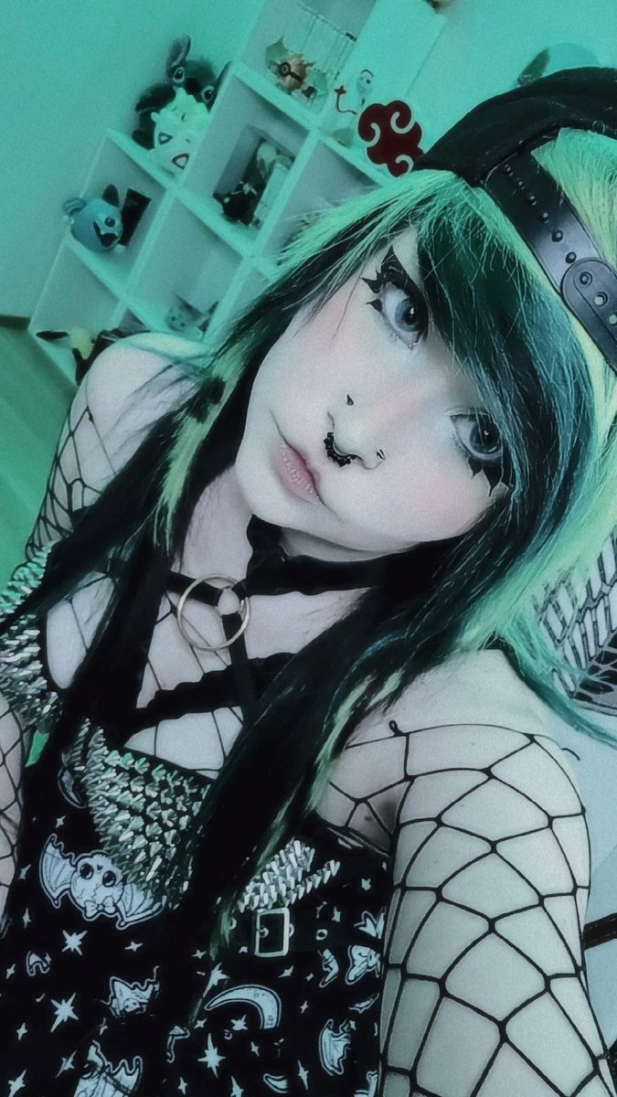 Like if you 🖤 Emo Girls!! Live now on Twitch! Come join! m.twitch.tv/catastropiclar… #emo #emogirl #TwitchStreamers #twitchgirls #Irish