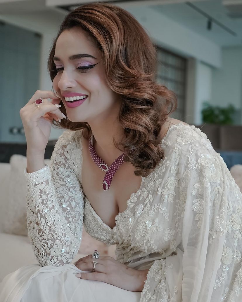 TellyTalkIndia's tweet photo. #AnkitaLokhande oozes grace in a sheer white lace saree and you just cannot take your π off her!
.
.
#tellytalkindia #ankita #ankitalokhandejain #AnkitaLokhande #ankitalokhandefans #ankitalokhandefc https://t.co/ykawdY5X2T