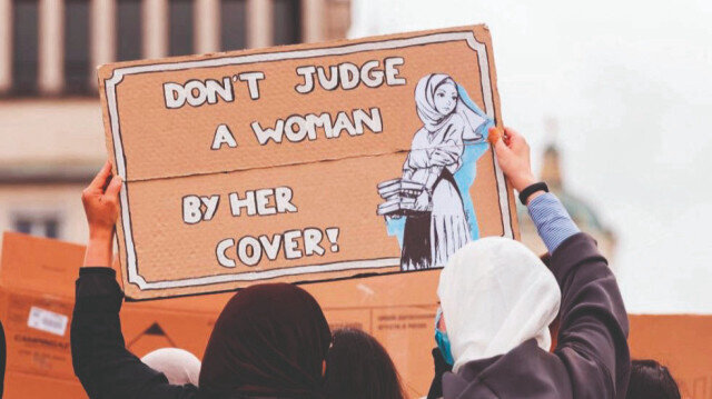 Belçika İş Mahkemesi, İslamofobik bir karara imza atarak Brüksel Belediyesi'nin #Müslüman karşıtı duruşunu destekledi. 

🔻#Belçika İş Mahkemesi, başörtüsü taktığı için #Brüksel Belediyesi'nin işe almayı reddettiği kadının açtığı itiraz davasında belediyeyi haklı buldu.