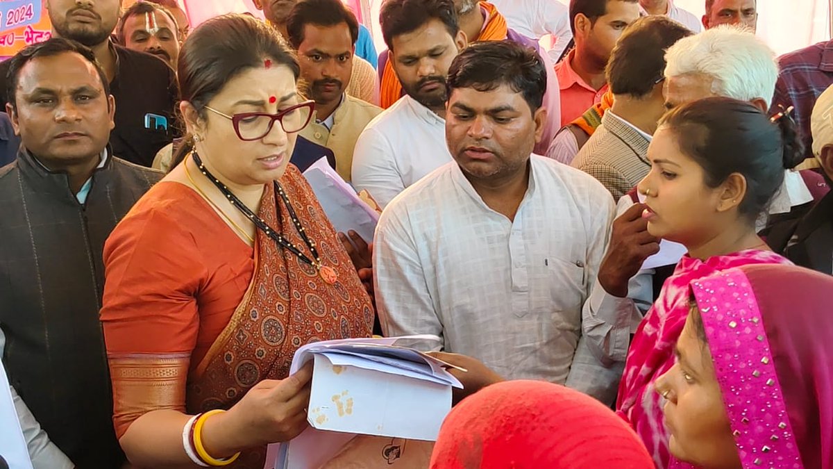 BJP4Amethi's tweet photo. आपकी दीदी आपके द्वार..

केंद्रीय मंत्री दीदी @smritiirani जी अपने अमेठी संसदीय क्षेत्र की जनता से कर रही हैं सीधा संवाद।

भेटुआ जनसंवाद कार्यक्रम में जनसमस्याओं को सुना, संबंधित अधिकारियों को त्वरित निस्तारण के दिये निर्देश।

#अमेठीवचनपूर्ति https://t.co/QSQMCfAxsW
