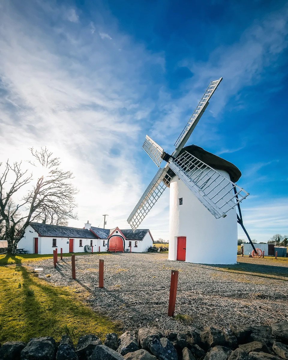 Did you know that #ElphinWindmill is the oldest working windmill in Ireland? 😍 This unique tourist attraction was opened in 1996 by hollywood actor Gabriel Byrne, and showcases a piece of old Irish agriculture 🌽 📸 luisteix [IG] #KeepDiscovering #IrelandsHiddenHeartlands