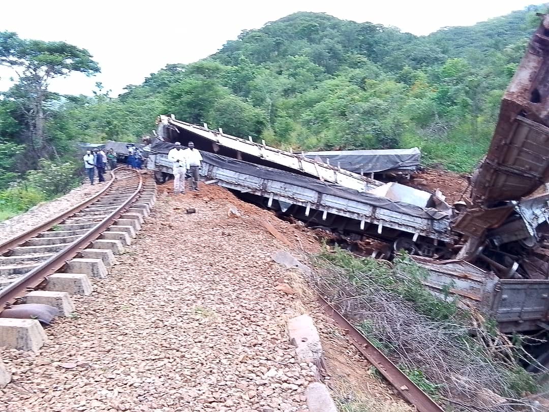 DiamondFMZim's tweet photo. Deputy of Minister of Transport and Infrastructural Development, Hon Joshua Sacco visits the site where three NRZ train crew members perished after the locomotive derailed between Mutare and Machipanda last night. https://t.co/bzAiVI167q