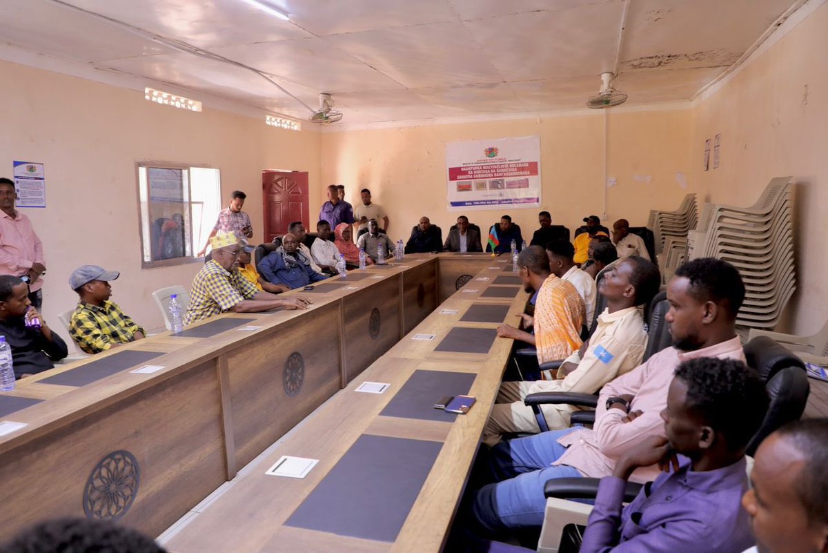 The SWS-MoHADM held an awareness session on the illegal practice of commercialising aid supplies for various community members in the Afgoye district, chaired by @dini_haji the Minister of Environment, SWS. During the session, the community was informed about the illicit