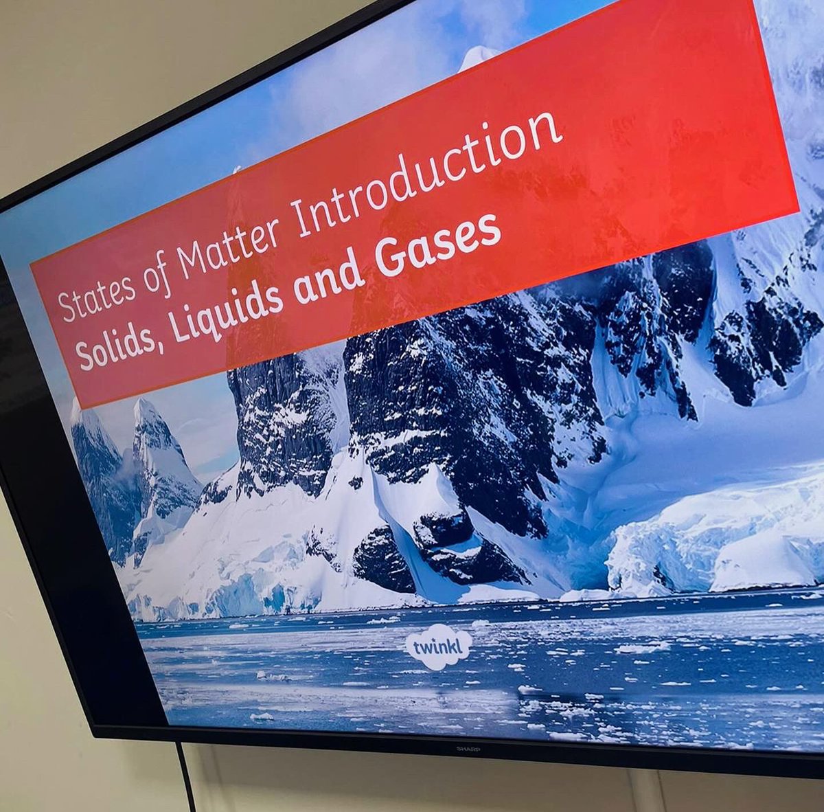 reintegreat's tweet image. 🔬🌟 **Exciting Discoveries in KS3 Science!** 🌟🔬

In today’s Science class, our KS3 students embarked on an engaging journey through the states of matter, exploring the fascinating world of solids, liquids, and gases.

#ScienceFun #KS3Discovery #SolidLiquidGas #FutureScientists