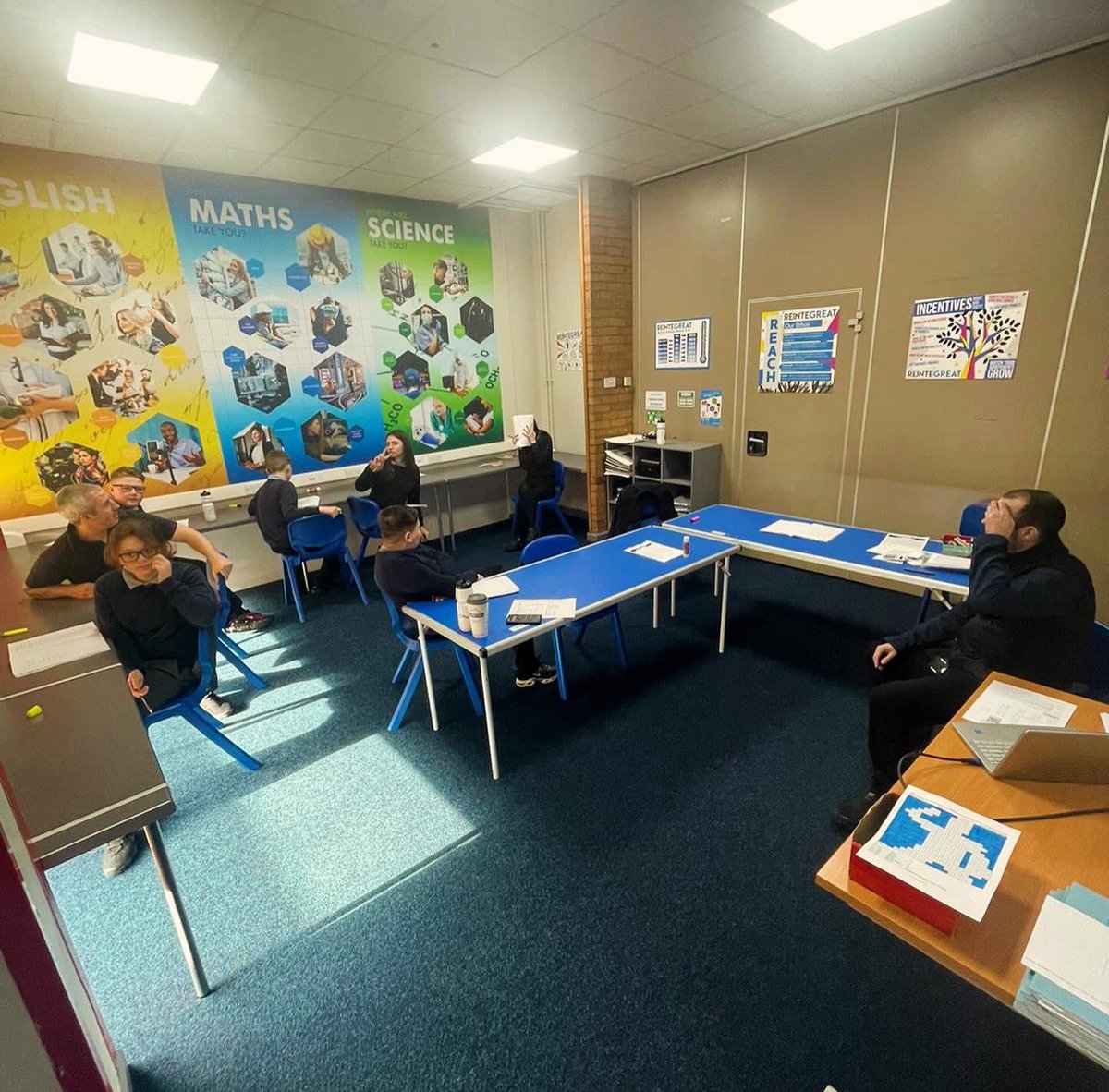 reintegreat's tweet image. 🔬🌟 **Exciting Discoveries in KS3 Science!** 🌟🔬

In today’s Science class, our KS3 students embarked on an engaging journey through the states of matter, exploring the fascinating world of solids, liquids, and gases.

#ScienceFun #KS3Discovery #SolidLiquidGas #FutureScientists