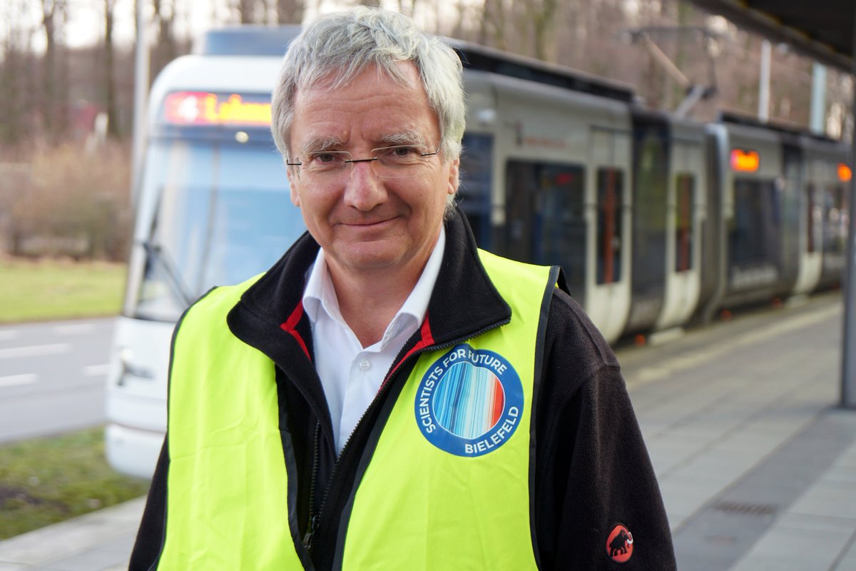 unibielefeld's tweet photo. Sich als Wissenschaftler*in mit #Bielefeld|er*innen über die #Klimakrise austauschen: Das ist das Ziel der #Klimabahn. Auch Prof. Dr. Walter Pfeiffer @unibielefeld geht als #Klimalotse mit den Fahrgästen in der Stadtbahn in den #Diskurs. https://t.co/5F6clkIWKP @sciforfuture https://t.co/uuUWTvOHAq