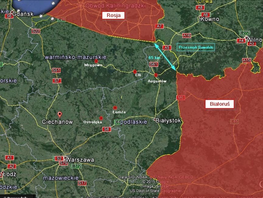 Maciej_Korowaj's tweet photo. OPERACJA SZ FR - „MORENA”

Czy Siły Zbrojne Federacji Rosyjskiej mogą już dziś zagrozić NATO?

Czy NATO rzeczywiście ma taką przewagę nad Rosją?

Czy „Przesmyk Suwalski” jest kluczowy w planach rosyjskich?

Jaką Rosjanie widzą rolę Polski w operacji obronnej NATO?

Jak może przebiegać walka według prognoz rosyjskich?

Oraz jaka jest różnica pomiędzy „Żelazną Moreną” i „Ogniową Moreną”?

Zapraszam do zapoznania się z kolejną analizą OPFOR

UWAGA - chciałbym zaznaczyć, że poniższe opisy są autorskim wyciągiem z rosyjskich analiz odnoszących się w całości lub w dużych fragmentach do tego zagadnienia. Zostały one przeze mnie zebrane i w formie skrótowej opisane w tym krótkim materiale. Zachowałem duży margines ogólności dla przejrzystości. 

Rosyjskiej oceny w tym dane i opisy sytuacji militarnej są przytaczane w tym materiale dosłownie, co powoduje, że mogą różnić się od rzeczywistych. Specjalnie zachowałem je w oryginale ale też ich kalkulacje (trafne lub nie), by wskazać w jaki sposób rosyjscy analitycy wojskowi podchodzą do kwestii oceny sił i wojny z NATO. 

Pozostawiam je do Państwa oceny i dyskusji. Swoje opinie na ten temat zawarłem w stosownych komentarzach zamieszczonych w materiale. 

Prolog…

Jak Rosjanie widzą „Przesmyk Suwalski”?

W ich opinii to odcinek granicy Polski i Litwy, o długości około 100 km, który od zachodu graniczy z Obwodem Kaliningradzkim (królewieckim) Federacji Rosyjskiej (FR), a od wschodu z Republiką Białorusi (RB). Ten odcinek granicy stanowi jedyny szlak lądowy łączący Litwę, Łotwę i Estonię z Europą przez Polskę. 
Obszar przygraniczny pomiędzy Polską, a Litwą jest obszarem słabo zaludnionym, a sama Suwalszczyzna położona jest w północno-wschodniej części Polski, w województwie podlaskim. Rosjanie ubolewają, że nie ma tam zbyt wiele dróg w kierunku rosyjskiej eksklawy, a w swoich opisach zaznaczają, że obszar ten charakteryzuje się trudnym terenem z dolinami rzek, jeziorami, gęstymi lasami i wzgórzami. 

Każda Rosyjska analiza odnosząca się do tego zagadnienia wskazuję, że z Polski na Litwę prowadzą w tym przesmyku tylko dwie drogi i jedna linia kolejowa. Najważniejszą z rosyjskiego punktu widzenia jest ta prowadząca z Kaliningradu (Królewca), przez litewskie Kowno i Wilno do białoruskiego Mińska. To jest główna linia kolejowa dająca możliwości operacyjnie dla Rosyjskiego Wojska, która jest jedyną drogą lądową (poza autostradą) łączącą większą Rosję z jej eksklawą. Natomiast dla sił NATO najkrótsza droga na Litwę z wojskowego punktu widzenia, widzie z północnej Polski przez obszar wschodniej części obwodu kaliningradzkiego (królewieckiego) do Kowna.

OPERACJA „MORENA” rosyjska ocena sił NATO

W związku zainteresowaniem rosyjskich analityków potencjalnie zbliżającą się konfrontacją NATO z SZ FR w rejonie Przesmyku Suwalskiego, publikują oni lokalizację i liczbę sił Sojuszu, które mogą być zaangażowane w ten potencjalny konflikt zbrojny o ten teren. Rosjanie uważają, że konflikt może wybuchnąć tylko w przypadku wystąpienia blokady morskiej obwodu kaliningradzkiego (królewieckiego) przez państwa NATO i blokadzie szlaków lądowych do tej części Rosji oraz niejasnej postawy USA co do pomocy napadniętym państwom środkowej i północnej Europy. Kolejnym czynnikiem jest możliwość strategicznego lub operacyjnego zaskoczenia. O tym jak mogą to Rosjanie zrobić pisałem w analizie OPFOR w ramach 
„Operacja Sztylet” i tego co trenowali w podczas ćwiczeń „ZAPAD-2017” czyli tzw. „żabiego skoku”.

Według oceny rosyjskiej, Siły NATO w rejonie operacji „ŻELAZNA MORENA” (to moja nazwa opisującą tzw. litewską część teoretycznej operacji SZ FR) to obecnie: Wojska Lądowe Litwy (ARMIA LITEWSKA), Wojska Lądowe Polski (WOJSKO POLSKIE), Bundeswehra (SIŁY ZBROJNE REPUBLIKI FEDERALNEJ NIEMIEC) oraz szereg jednostek Armii USA stacjonujących na stałe w Polsce, a także Siły Szybkiego Reagowania NATO (NRF). 

Rosjanie wskazują, że tylko one mogą relatywnie wpływać na prowadzoną operację w tym rejonie walki szczególnie w tym początkowym i decydującym fragmencie. 

ARMIA LITEWSKA – główny przeciwnik na teatrze działań w ramach „ŻELAZNEJ MORENY”.

Litewskie Wojska Lądowe. Połączona armia zbrojna Litwy liczy około 20 tys. żołnierzy w ramach ciężkich - Brygad Piechoty „Żelazny Wilk” i Brygady Piechoty „Zemaitija” i lekkiej - Rezerwowej Brygady Piechoty „Auksztaitija” oraz Sił Ochotniczych, składających się z 58 kompanii lekkiej piechoty, podzielonych na oddziały okręgowe. 

Litewskie Wojska Lądowe w rosyjskich analizach są uzbrojone w około 18 jednostek (dywizjon) M142 HIMARS MLRS, dwa bataliony czołgów Leopard różnych modyfikacji, a także niewielką liczbę niemieckich dział samobieżnych PzH 2000 kal.155 mm i amerykańskich transporterów opancerzonych M113.

Rosjanie wliczają do potencjału Litwy też Brygadę litewsko-polsko-ukraińską im. wielkiego hetmana Konstantego Ostrożskiego złożoną z batalionu lekkiej piechoty litewskiej, polskiego batalionu zmechanizowanego i ukraińskiego pułku szturmowego.

WOJSKO POLSKIE – siły główne Sojuszu w operacji „OGNIOWA MORENA”

Siły Zbrojne RP od 2023 roku w rosyjskich kalkulacjach liczą około 167 tys. żołnierzy. 

Z tej liczby Siły Lądowe kraju stanowią 68 tys., Siły Powietrzne – 25 tys., a Marynarka Wojenna – 8 tys. personelu wojskowego. Ponadto regularna armia RP posiada własne siły specjalne liczące 3 tys. żołnierzy, żandarmerię wojskową liczącą 2 tys. żołnierzy oraz inspektorat wsparcia (służby wsparcia) i służbę medyczną liczącą 12 tys. żołnierzy. Ponadto w Polsce istnieją oddziały obrony terytorialnej w liczbie 35 tys. osób oraz formacje ochotniczej służby wojskowej, przygotowujące do kontraktu zawodowego.

Główne polskie jednostki operacyjne wojsk lądowych to według Rosjan:

11. Lubuska Dywizja Kawalerii Pancernej stacjonuje w mieście Żagań w zachodniej Polsce, niedaleko granicy z Niemcami i składa się z dwóch brygad kawalerii pancernej, jednej lekkiej brygady zmechanizowanej oraz pułków artylerii i rakiet przeciwlotniczych. Każda brygada kawalerii pancernej ma dwa bataliony czołgów Leopard o różnych modyfikacjach, w sumie 124 jednostki, a także około 100 lekkich pojazdów opancerzonych. Ogólna liczebność personelu wojskowego 11. Dywizji sięga 9 tys. żołnierzy. 

Jednostka ta ma stanowić główny odwód Wojska Polskiego.

12. Szczecińska Dywizja Zmechanizowana stacjonuje w mieście Szczecin, w północno-zachodniej Polsce, w pobliżu granicy z Niemcami, w pobliżu wybrzeża Morza Bałtyckiego. W tej dywizji jedynie klasyczna 2. Brygada Zmechanizowana im. Marszałka Józefa Piłsudskiego uzbrojona jest w jeden batalion czołgów w liczbie około 31 jednostek PT-91 „Twardy” (T-72M1). W skład dywizji wchodzi też 7. Pomorska Brygada Obrony Wybrzeża, jako jedna z dwóch standardowych lekkich brygad zmechanizowanych oraz pułk artylerii i rakiet przeciwlotniczych. 12. Dywizja liczy łącznie do 11 tys. żołnierzy. 

Rosjanie w większości analiz przeznaczają ją do uzupełnień i rotacji związków pierwszorzutowych, czyli działań jako związku drugiego rzutu szczególnie przydatnego dla Wojska Polskiego w środkowej i końcowej fazie operacji „MORENA”. Zaznaczają, że jest to Dywizja o niewielkim potencjale ofensywnym, co może przy pewnych okolicznościach być kluczowe dla rosyjskiej operacji.

18. Zmechanizowana Dywizja „Żelazna” skupia się we wschodniej Polsce, w miejscowości Siedlce, pomiędzy Warszawą, a białoruskim Brześciem. Dywizja składa się z 1. Brygady Pancernej im. Tadeusza Kościuszki z dwoma batalionami czołgów Abrams M1 i jednym batalionem zmechanizowanym oraz ciężkiej 9. Lubelskiej Brygady Zmechanizowanej ze wzmocnionymi jednostkami pancernymi w postaci dwóch batalionów PT-91 "Twardy" i dwóch batalionów zmechanizowanych. Całkowita liczba czołgów Dywizji Żelaznej sięga około 124 jednostek. W skład 18. Dywizji wchodzi także lekka zmechanizowana 21. Brygada Strzelców Podhalańskich, pułk artylerii dział samobieżnych „Krab” oraz jednostka rakietowa przeciwlotnicza wyposażona w amerykańskie systemy przeciwlotnicze MIM-104 Patriot. Łączna siła Żelaznej Dywizji sięga około 9 tys. żołnierzy. 

Jest uważana przez rosyjskich analityków jako główmy pierwszorzutowy związek operacyjny Wojska Polskiego.

16. Pomorska Dywizja Zmechanizowana stacjonuje w mieście Elbląg, niedaleko wybrzeża Morza Bałtyckiego, w pobliżu granicy z obwodem kaliningradzkim (królewieckim) w Rosji. Dywizja ta składa się z jednej brygady kawalerii pancernej składającej się z dwóch batalionów czołgów PT-91 „Twardy” i jednego batalionu zmechanizowanego oraz dwóch klasycznych brygad zmechanizowanych, każda zawierająca batalion południowokoreańskich czołgów K2  Black Panther co daje łącznie 124 czołgów podstawowych najnowszej generacji i po dwa bataliony zmechanizowane na pojazdach gąsienicowych. Do tego jako jedyna dywizja posiada brygadę artylerii. Również w funkcjonuje w niej pułk przeciwlotniczy i przeciwpancerny. 16. Dywizja  posiada około 10 tys. żołnierzy. 

Jest ona zdaniem Rosjan kolejną po Żelaznej pierwszorzutową Dywizją zdolną do szerokich działań ofensywnych prowadzonych na kierunku Kaliningradu (Królewca).

Polskie siły szybkiego reagowania to zdaniem rosyjskich analityków.

6. Powietrznodesantowa Brygada im. gen. Sosabowskiego, posiadająca trzy bataliony piechoty powietrznodesantowej co daje w sumie do 2,5 tys. żołnierzy, której zadaniem jest udział we wszystkich operacjach wojskowych NATO na terytorium innych krajów. Brygada stacjonuje w pobliżu miasta Krakowa.

25. Brygada Kawalerii Powietrznej im. Księcia Józefa Poniatowskiego. Zdaniem Rosjan brygada ta jest jednostką szturmową, składającą się z dwóch batalionów piechoty i dwóch eskadr śmigłowców, a także batalionów wsparcia i liczących łącznie do 3,5 tys. żołnierzy. Brygada skrzydlatej kawalerii stacjonuje w Tomaszowie Mazowieckim.

"Polskie lotnictwo frontowe":

Polskie lotnictwo frontowe zdaniem Rosjan dysponuje dość skromnym asortymentem śmigłowców bojowych, składającym się głównie z 18 jednostek śmigłowców szturmowych Mi-24 i 30 jednostek włoskich śmigłowców wsparcia bojowego Agusta Westland AW149. Brygady lotnictwa operacyjnego Wojska Polskiego uzbrojona jest też w 8 amerykańskich śmigłowców szturmowych AH-64 Apache.

Polskie Siły Powietrzne: 

Zdaniem Rosjan Polska dysponuje 48 egzemplarzami amerykańskich lekkich wielozadaniowych samolotów F-16C Fighting Falcon w wersji Block 52+ z 2016 roku. Na początku lutego 2022 roku Polskie Siły Powietrzne posiadały także 22 sztuki radzieckich samolotów bojowych, https://t.co/OINRrN8TPC. MiG-29A , które częściowo zostały dostarczone na Ukrainę. Zamiast tego planuje się zakup 32 myśliwców F-35 Lightning II piątej generacji.

BUNDESWEHRA – siły wzmacniania kierunku litewskiego

W rejonie litewskiego miasta Rukla stacjonuje 42. Brygada Pancerna Wysokiej Gotowości „Litwa”, która formalnie wchodzi w skład Litewskich Wojsk Lądowych, ale zasadniczo składa się z 203. batalionu pancernego, z 9. Brygady Pancernej z 1. Dywizja Pancerna Bundeswehry oraz 122. batalion grenadierów pancernych i Batalionowej Grupy Szybkiego Reagowania NATO. Liczebność tej kombinowanej 42. Brygady sięga około 3 tys. żołnierzy wyposażonego w lekko opancerzone pojazdy oraz 44 czołgi Leopard 2A6 i Leopard 2A7. W tej jednostce jest około 800 żołnierzy niemieckich. 

Zdaniem Rosjan do 2025 roku Bundeswehra planuje rozmieścić na Litwie pełnoprawną brygadę wojskową (prawdopodobnie zmechanizowaną) liczącą około 4 tys. żołnierzy.

SIŁY AMERYKAŃSKIE I POLSKA 16. DYWIZJA ZMECHANIZOWANA – czyli realne zmartwienie Rosjan i wzmocnienie teatru działań, a także odsiecz dla Litwy.

Zdaniem Rosjan obecnie w Polsce stacjonuje garnizon liczący 10 tys. żołnierzy amerykańskich sił lądowych. Garnizon ten nazywa się US Army Garrison Poland (USAG-P) i stacjonuje w Poznaniu, w Bazie Kościuszki. 

Do zadań USAG-P należy przygotowywanie składów wojskowych, utrzymywanie pojazdów opancerzonych i pomieszczeń mieszkalnych, aby pomieścić większą liczbę personelu wojskowego USA w przypadku konfliktu zbrojnego w regionie. Garnizon amerykański wchodzi w skład dowództwa operacyjnego V. Korpusu Armii Stanów Zjednoczonych i obejmuje ciężką Brygadę Pancerną oraz lekki 185. Pułk Piechoty, który współpracuje z polską lekką 15. Giżycką Brygadą Zmechanizowaną z 16. Pomorskiej Dywizji Zmechanizowanej na kierunku Przesmyku Suwalskiego. 

Ponadto w ocenach rosyjskich, wśród żołnierzy amerykańskich rozmieszczonych w Polsce znajduje się rotacyjna ilość około 4700 żołnierzy (prawdopodobnie brygada) z amerykańskiej 82. Dywizji Piechoty Powietrznodesantowej. 

Co ostatecznie daje sumę około 15 tys. żołnierzy amerykańskich na terenie Polski. Rosjanie podkreślają że sama 16. Dywizja i stały amerykańskiej kontyngent to będą siły rzędu 25 tys. żołnierzy bardzo silnie uzbrojonych i wyszkolonych, którzy będą starali się przebić przez obwód kaliningradzki i Przesmyk Suwalski do walczącej Litwy.

POZOSTAŁE SIŁY NATO – drugi rzut. 

W ocenie rosyjskich analityków Sojusz posiada własne siły szybkiego reagowania NRF liczące do 40 tys. żołnierzy, które w ciągu 30 dni mogą zostać rozmieszczone w rejonie Przesmyku Suwalskiego. Należy pamiętać, że Rosjanie do tych sił zaliczają amerykańską 82. Dywizja Piechoty Powietrznodesantowej. 

Również po stronie amerykańskiej w ramach siły NRF rozmieszczone są w Niemczech wybrane jednostki ciężkiej 1. Dywizji Pancernej i 3. Dywizji Piechoty w łącznej sile około 7 tys. żołnierzy.

Operacja "MORENA" - Żelazo i Ogień

Sam przebieg i realizacja kolejnych etapów rosyjskich operacji ofensywnych „MORENA” jest dość złożona jak na zakładany rozmiar tego krótkiego postu, tak samo jak opis zestawu rosyjskich sił (OOB), które miałby brać udział w tych działaniach ofensywnych. 

Rosjanie przewidują, że w takiej operacji na terenie Litwy musiałyby brać udział co najmniej dwie armie w dwóch rzutach oraz jedna armia w całości jako trzeci rzut, co daje na dzień dzisiejszy w sumie około 155 tys. żołnierzy oraz 65 tys. żołnierzy w ramach Regionalnego Zgrupowania Wojsk (RZW) obejmujących armie białoruską i co najmniej jedną ogólnowojskową armie rosyjską. Kolejnym rosyjskim zgrupowaniem jest garnizon eksklawy kaliningradzkiej (królewieckiej) liczący jedną armię ogólnowojskową lub korpus o sile nie mniej niż 30 tys. żołnierzy. 

Głównym zadaniem SZ FR jest prowadzenie agresywnej operacje ofensywnej na kierunku litewskim i przebicie się do Kaliningradu (Królewca) zanim ten zostanie częściowo zajęty przez siły NATO i wykorzystany do transferu ciężkich odwodów na teren Litwy. 

Obie rosyjskie operacje „MORENA” muszą być prowadzone symultanicznie i trwać nie dłużej niż miesiąc, a co ważne aktywna ofensywna część nie mogłaby przekroczyć okresu dwóch tygodni, zanim przybędą znaczące wzmocnienia od pozostałych państw NATO i w tym odwód Wojska Polskiego czyli wspomniana już 11. Dywizja. 

Oczywiście to wszystko w Rosyjskiej teorii…   

Ogólne idee tych operacji zamieściłem na poniższej mapie.
Ocena konfliktu zbrojnego Rosji z NATO na obszarze Przesmyku Suwalskiego w ramach operacji „ŻELAZNA MORENA” i „OGNIOWA MORENA”.

Na podstawie powyższych danych analitycznych Rosjanie oceniają, że w przypadku gwałtownego konfliktu zbrojnego w Przesmyku Suwalskim (Rosjanie często nazywają ten obszar zarówno po stronie polskiej i litewskiej) państwa NATO, przede wszystkim Litwa, Polska i Niemcy, będą w początkowej fazie walk (dwa pierwsze tygodnie) skazane na siebie i mogą zaangażować w obronną operację nie więcej jak 30–40 tys. żołnierzy w pierwszym rzucie na całej długości frontu obejmujących granice Litwy i Polski z Białorusią i Rosją. Biorąc pod uwagę co najmniej 250 tys. sił rosyjskich to daje teoretycznie stosunek 6 do 1 na korzyść Rosji. 

Oczywiście Rosjanie są pewni, że ten stosunek może w trakcie działań się zmienić na ich niekorzyść, ze względu na straty i wchodzenie pozostałych sił NATO do walki (szczególnie amerykańskich i polskich) ale w ich ocenie nadal pozwala im to utrzymać inicjatywę na planowanych głównych kierunkach i bronić się na pozostałych, mimo przewidywanych strat 3 do 1 na korzyść NATO. 

Jednak zdaniem rosyjskich ekspertów wojskowych w przypadku operacji „ŻELAZNA MORENA” w rejonie przesmyku SZ FR nie wejdą znacząco na terytorium Polski, lecz będą koncentrować główne siły uderzeniowe i prowadzić swoje działania w południowo-zachodniej części Litwy. To taktyczne posunięcie wiąże się ze złożonym, zalesionym i górzystym terenem w rejonie autostrady E67, która prowadzi z Suwałk na Litwę. 

Nie da się na tym terenie prowadzić działań ofensywnych ciężkimi jednostkami zmechanizowanymi, a także wszędzie używać grup manewrowych ze względu na możliwość korzystnego oddziaływania na nie dronów uderzeniowych.

W tym przypadku Rosjanie na terenie północno-wschodniej Polski zamierzają prowadzić równoległą ale oddzielną operację mająca znamiona tzw. „obrony hybrydowej”, proszę nie mylić z „wojną hybrydową”. 

Tę część planów analityków Rosyjskich nazwałem operacją „OGNIOWA MORENA”. Ma ona na celu wiązanie głównych sił polskich w ramach tzw. „ogniowej bitwy granicznej”, która jest mikstem prowadzenia działań obronnych w oparciu, o fortyfikacje zbudowane na granicy Białorusi i Polski oraz specyficznych działań szturmowych prowadzonych do głębokości 75 km.

Rosjanom zależy i to podkreśla większość ich wojskowych, by straty sił sojuszu były szczególnie wysokie w pierwszych dniach (godzinach) działań, dlatego w pierwszej fazie mają oni zamiar użyć nawet do 40% środków napadu powietrznego, dronów i artylerii. 
To ma zabezpieczyć możliwość manewrowania siłom rosyjskim i zajmowania kluczowych pozycji oraz przygotowania ich do obrony przed pozostałymi siłami NATO właśnie na głębokości do 75 km, jednocześnie pozostając pod osłoną własnych środków obrony powietrznej i artylerii. 

Oczywiście te ograniczenie nie dotyczy to głównego kierunku rosyjskich działań ofensywnych na Litwie. 

Co interesujące Rosjanie zdaj sobie sprawę, że większość komponentu NRF to lekkie formacje, które może i nadają się do elastycznej obrony, ale są „miękkie” do atakowania przygotowanych i dogodnych często już ufortyfikowanych pozycji rosyjskich, które zostały zdobyte przez rosyjskie pierwsze rzuty w pierwszych tygodniach (dniach) walki. 

Dodatkowo rotacja wykrwawionych Polskich i Litewskich sił przez kolejne siły sojuszu spowolni tępo prowadzenia działań bojowych NATO.

Rosjanie liczą też, że jednostki wojskowe pozostałych armii NATO nie będą tak ochoczo ginąć na polach minowych chcąc krwawo wyrzucić Rosjan z zajętych przygranicznych rejonów Polski, a także przebijać się pod ogniem rosyjskich dział, rakiet w tym dronów przez Przesmyk Suwalski i obwód kaliningradzki (królewiecki) do części już okupowanej zachodniej i wschodniej Litwy. 

Rosyjscy analitycy wskazują na kluczowe znaczenie w „OGNIOWEJ MORENIE” na potrzebę zachowania oddziaływania artylerii dronów i uderzeń rakietowych na całej długości oraz głębokości działań sił Sojuszu z jednoczesnym punktowym rakietowo-dronowym uderzeniami na infrastrukturę wojskową i krytyczną Polski. 

Rosjanie mają unikać bezpośrednich starć z ciężkimi brygadami polskimi i amerykańskimi, koncentrując się na zwalczaniu ich ogniem pośrednim. Rosyjscy dowódcy mają szukać „worków ogniowych” (ognia sztyletowego) oraz dążyć do krótkotrwałych kontaktów ogniowych szczególnie z pododdziałami lekkimi, starając się zadać im jak najwięcej strat w sile żywej. 

Liczą na to, że Polacy w tym Sojusznicy będą zmuszani, pod ogniem rosyjskich środków ogniowych, do odbijania zajętych terenów przygranicznych (niewielkich odcinków). Ma to ostatecznie wiązać siły polskie, a także NRF, które mogłyby wspierać działania Litwinów broniących się przed Rosjanami prowadzących w tym samym czasie na północy przesmyku operację „ŻELAZNA MORENA”. 

Rosjanie zakładają, że operacje te będą miały odmienny charakter ale za to mają być prowadzone symultanicznie zgodnie z zasadą „efektu motyla” – mały sukces taktyczny na jednym odcinku frontu ma strategicznie duży wpływ w odległym. 

SZ FR często to stosuje obecnie w walkach w Ukrainie.

Epilog…

Wspomnę też, że Rosjanie zakładają symultanicznie prowadzenie działań ofensywnych na innych kierunkach Europy, których nie opisałem w tym poście. To też ma za zadanie wiązanie zasobów militarnych NATO szczególnie lotnictwa i floty państw Sojuszu. 

W kolejnych postach OPFOR opiszę operacją – „Koń Morski” czyli teoretyczne działania rosyjskie oczami ich analityków wojskowych na teatrze morza Bałtyckiego, a także teoretyczne działania rosyjskie w północnej części Europy i Atlantyku pod nazwą operacji „Aurora”.

Intersujące, że niektórzy z analityków rosyjskich przewidują desant ich sił specjalnych na Islandii i działania w północnej części Norwegii. Wszystko po to by mieć możliwość operowania na północnym Atlantyku.

Wszystkie powyższe wspomniane operacje zostaną wkrótce również opisane. 

Podsumowanie:

W ocenie Rosjan trudny teren Przesmyku Suwalskiego po stronie polskiej nie pozwoli NATO na stacjonowanie w nim całości dość ciężkiej i w ich ocenie też silnej polskiej Żelaznej Dywizji. Wskazują że jej zadania będą ograniczać się do obrony przedpola Warszawy na południu od przesmyku, co ostatecznie zamknie jej potencjał w worku ogniowym pomiędzy Warszawą, a białoruskim Brześciem. Oczywiście tyczy się to też możliwości przerzutu pozostałych ciężkich jednostek NATO przez przesmyk,  a szczególnie Dywizji USA w kierunku na Litwę. 

Budowanie przepustowości dróg z Polski na Litwę może mieć bardziej krytyczne znaczenie niż budowa CPK, która też ma rolę do odegrania w planach obronnych Polski, o ile równolegle będziemy mieli szczelną własną obronę powietrzną.

Rosjanie oceniają, że obecnie szczególnie skomplikowane będzie dla NATO przemieszczanie do rejonów operacji dużych ciężkich jednostek. W pierwszych dniach rosyjskich działań ofensywnych brak ciężkiego sprzętu bojowego po stronie NATO będzie decydował, o powodzeniu bezpośrednich starć taktycznych szczególnie w walkach na Litwie. Niektórzy z nich wskazują na przykład polskiej 16. Dywizji, która w swoich brygadach już teraz posiada bardzo nowoczesne i lekkie czołgi K9, które umożliwiają wydajne działania bojowe w specyficznym terenie Przesmyku Suwalskiego.

Z tego samego powodu Rosjanie, a szczególnie Białorusini nie zamierzają walczyć bezpośrednio z ciężką polską 18. Dywizją tylko w nią tłuc „tornadami” i czym tam popadnie w ramach pojedynków artyleryjskich oraz rakietowych. 

Analitycy rosyjscy przewidują, iż w pierwszych dniach operacji „MORENA” walki bezpośrednie będą toczone z niewielkimi siłami Armii Litewskiej i Bundeswehry, to na nie pójdzie główny wysiłek uderzeniowy. Biorą też pod uwagę ewentualnie walki z siłami szybkiego reagowania z Polski czyli w ich ocenie 6. i 25. Brygadą.

W ocenie Rosjan siły RFN są niedoinwestowane i niedoszkolone w walkach szczególnie z doświadczonym ciężkim i agresywnie działającym zgrupowaniem rosyjskim, które ma szanse przebić się do eksklawy kaliningradzkiej (Królewca), zanim ruszy na nią 16. Dywizja wraz z amerykanami. Rosjanie wspominają, że związku z tym Niemcy planują stacjonowanie na Litwie dodatkowej brygady zmechanizowanej, by ten niekorzystny stosunek zmienić i zagrozić kalkulacji takiej operacji. 

W kwestii supremacji powietrznej NATO Rosjanie są dość optymistyczni. Wskazują, iż zdobycie przewagi przez sojusz może zająć nawet kilka tygodni. Przytaczają tu argument operacji „Pustynna Burza” oraz obecny konflikt w Ukrainie. 

Niektórzy z nich opisują, że już obecnie jest rozbudowana i umacniana sieć posterunków radiolokacyjnych, w tym walki radioelektronicznej (ostatnie zdarzenia zagłuszania GPS na obszarze Bałtyku i północnej Polski nie były przypadkowe).  Równolegle budowany jest system stanowisk rakiet obrony powietrznej przy granicy z Polską i Litwą, a obecnie funkcjonuje zmodernizowana w ostatnich latach sieć podziemnej łączności Rosyjsko-Białoruskiego Połączonego Systemu Obrony Powietrznej. Można założyć z dużą dozą prawdopodobieństwa, iż podobny funkcjonuje na terenie eksklawy.

Rosjanie liczą, że taki wielowarstwowy obszar obrony powietrznej będzie skutecznie zabezpieczał przez pewien czas działania ofensywne Armii Rosyjskiej prowadzony na terenie Litwy w ramach opisanej wyżej operacji „ŻELAZNA MORENA” i północnowschodniej Polski w ramach opisanej operacji „OGNIOWA MORENA” i to mimo Sojuszniczej intensywnej operacji lotniczej.

Przyznam, że z ciekawością przeczytałem te rosyjskie analizy i przedstawiłem Państwu ich autorskie streszczenia

"Morena" – materiał skalny transportowany lub osadzony przez lodowiec lub lądolód.

Pozdrawiam i dziękuję.
