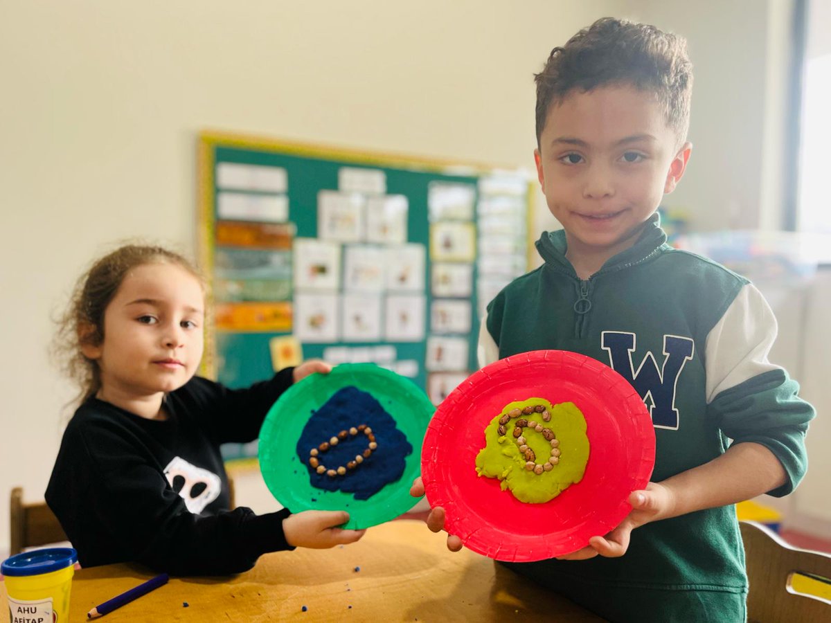 Okul öncesi 5 yaş grubu öğrencilerimizle Okuma Yazmaya Hazırlık Dersi’nde öğrendiğimiz sesleri hamur düzleme çizip yazılış yönüne dikkat ederek nohutları dizdiğimiz bir tekrar çalışması yaptık.