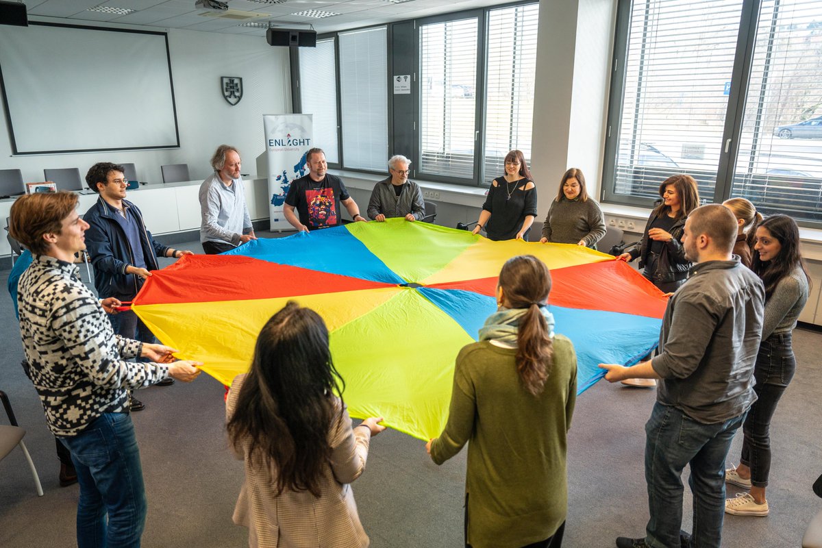 🤡 The workshop with Red Nose Clowndoctors @ComeniusUni highlighted the power of humor in healthcare communication and how it can benefit patients and hospital staff.  Participants learned how to use humor effectively in their medical practice! #HealthcareHumor 🏥😄