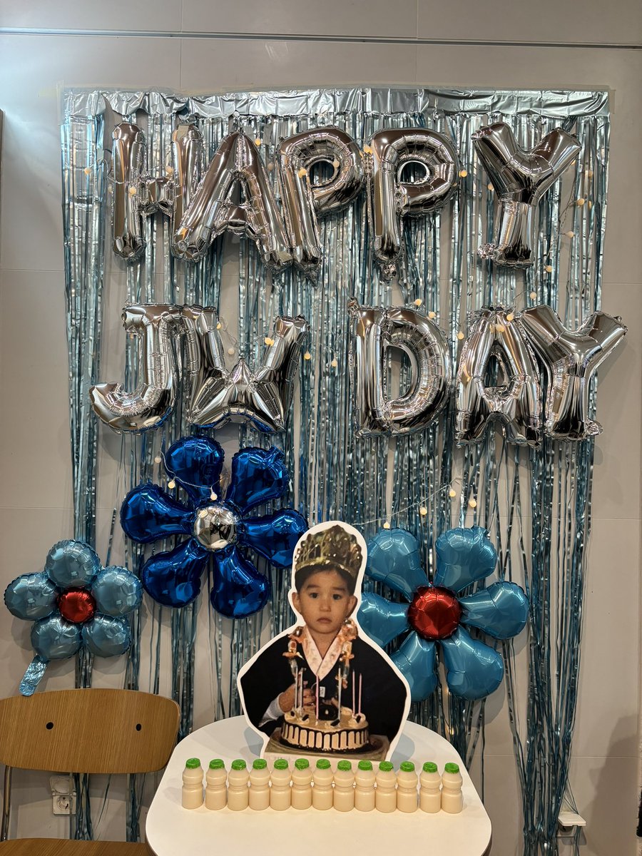 ❣️ 아이오쓰리 에이스하이엔드점

디저트 특전으로 받은 에스프레소 잔이 너무 커여운,,,,
럭드 상품이 너무 좋아서 3등만 해도 귀여운 컵 득템 ♡ 
카페 들어오기도 전에 정우가 저렇게 쳐다보고 있어서
냅다 뛰쳐들어갔어요 포토부스도 굿,,

#정우랑_캔디_모으는_날
#The_puppers_name_is_candy