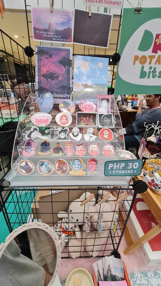 smolsoulie's tweet photo. boothed for the first time!! sold stickers hehe 

(w @slouwdry and @gslmnart) https://t.co/SLO6mz6hhQ