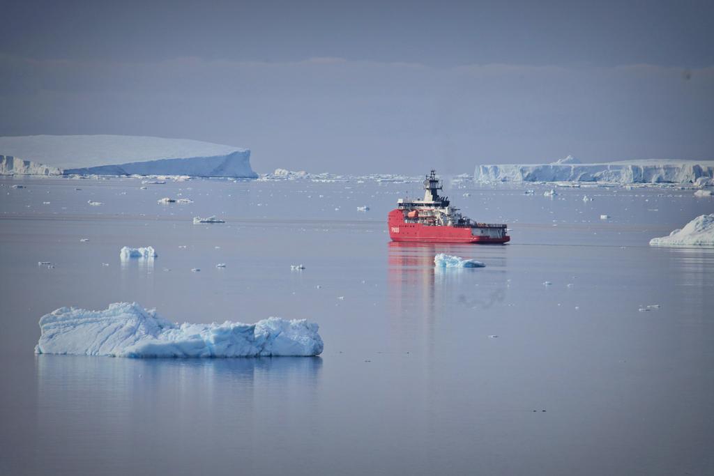 GeoffreyHoupert's tweet photo. La fin de l'été austral approche et nous sommes dans l'attente de la dernière rotation de l'Astrolabe (R4) vers notre base en Antarctique avant l'hiver ❄️

Petite vue sur l'Astrolabe dans la baie devant la station il y a quelques semaines.

@TAAFofficiel @_IPEV @MarineNationale https://t.co/xvNjHZIfNl