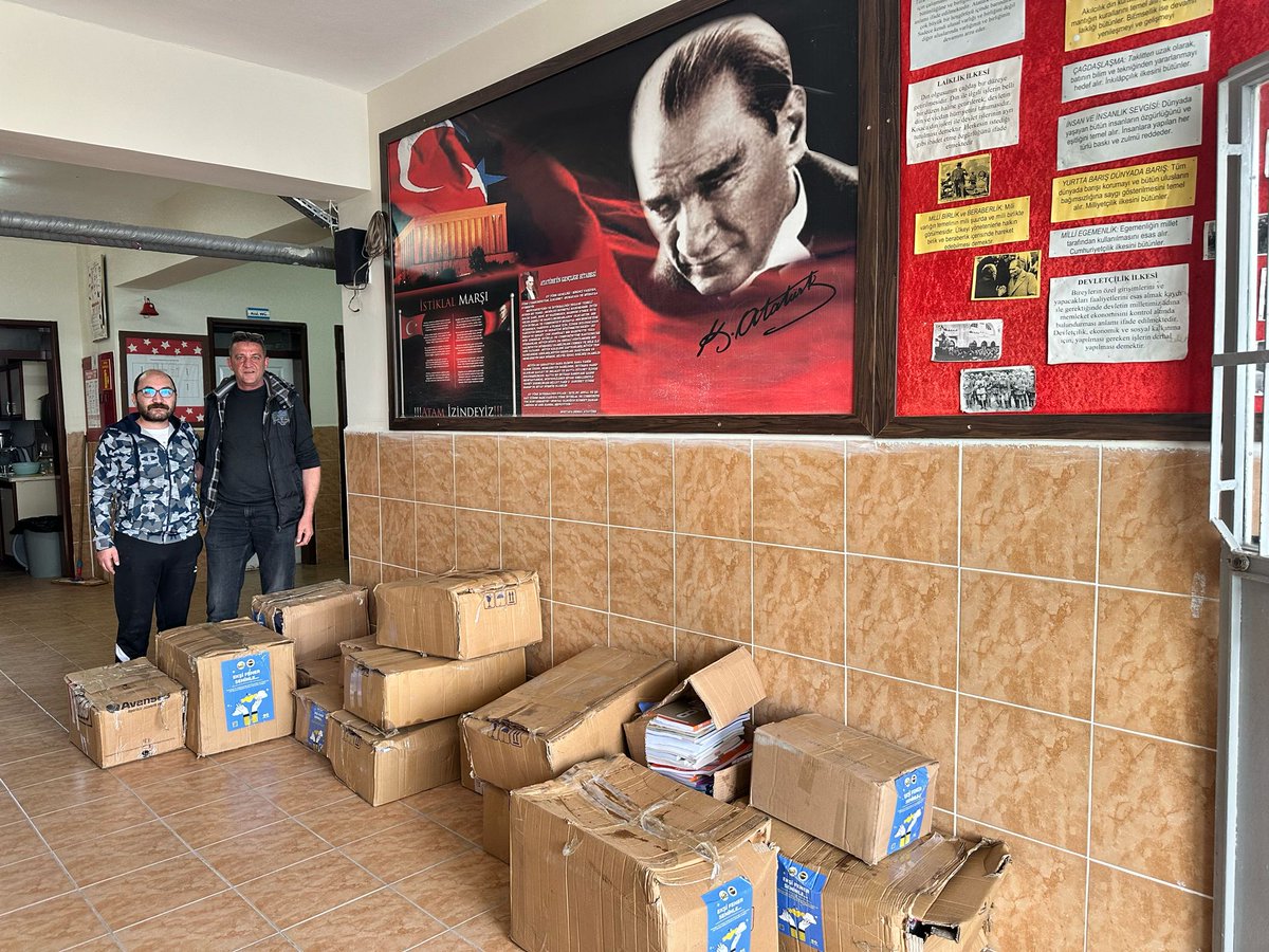Cevdet63579816's tweet photo. Ankara'dan bizlere ulaşan Koray Karadağ ve EkşiFener ekibinin katkıları ile okulumuzda ki tüm öğrencilerimize kaynak kitap dağıtımı yapılmıştır.
Katkılarından dolayı Koray Bey ve destek veren herkese öğrencilerim adına teşekkür ederim. https://t.co/0VglrgbdD4