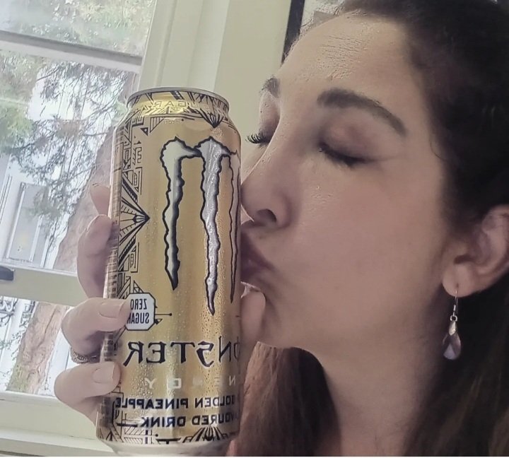 MishInAfrica's tweet image. Some days I'm held together by nothing more than energy drinks and hope🤦🏻‍♀️🫶🏻🥤#ICantEven