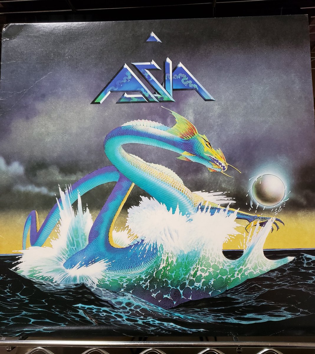 ASIA『#ASIA』邦題【詠時感〜時へのロマン】(1982年)

#エイジア の1stアルバム。言わずと知れたスーパーバンド。ジャケットは #ロジャー・ディーン。

A-1『#HEATOFTHEMOMENT』から打ちのめされる。

#ジョン・ウェットン のヴォーカルも #スティーヴ・ハウ のギターも味わい深い。

完成度が高い。