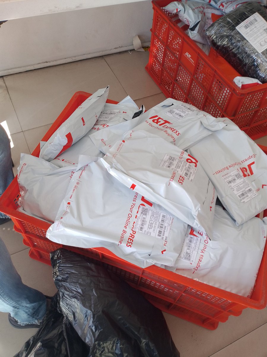 fallingforkazu's tweet photo. [ 💗 : #updatesfromsam ]

• 80 parcels has been shipped through j&amp;t drop off today
• 40 parcels for pick up on flash express https://t.co/ANz6IjKB6d