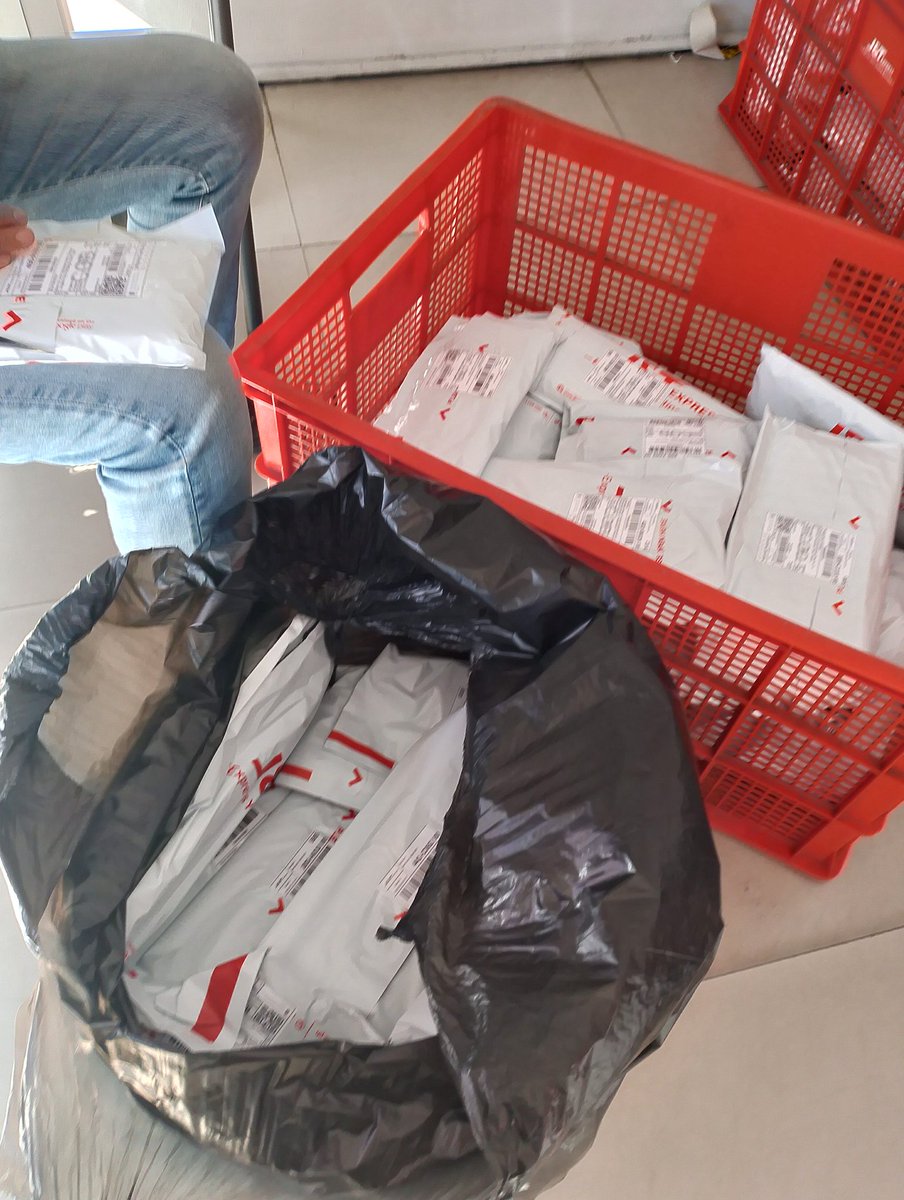 fallingforkazu's tweet photo. [ 💗 : #updatesfromsam ]

• 80 parcels has been shipped through j&amp;t drop off today
• 40 parcels for pick up on flash express https://t.co/ANz6IjKB6d