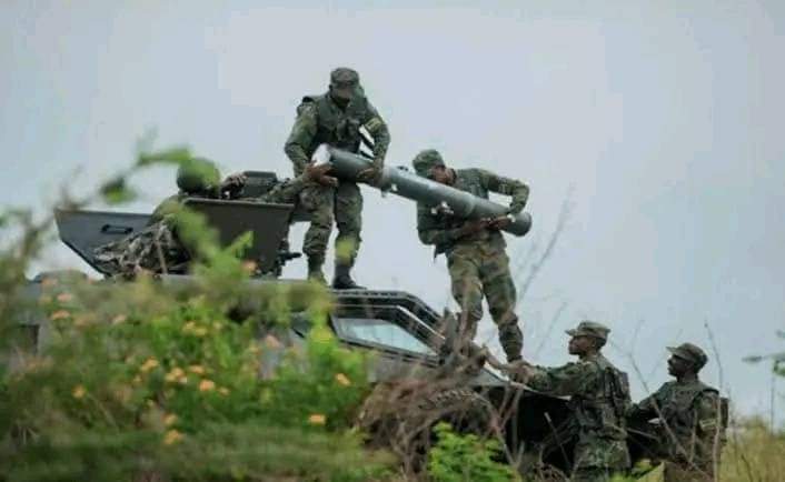 TopCongo's tweet photo. L'Armée Rwandaise renforce sa présence « tout le long de la frontière » avec la RDC, alerte Mambo Kawaya, membre de la Société civile au Nord-Kivu. « C'est une Armée qui se prépare à faire une incursion sur le territoire congolais. On a même vu certains mercenaires blancs accompagner les militaires Rwandais »
https://t.co/XyuglRCUzy