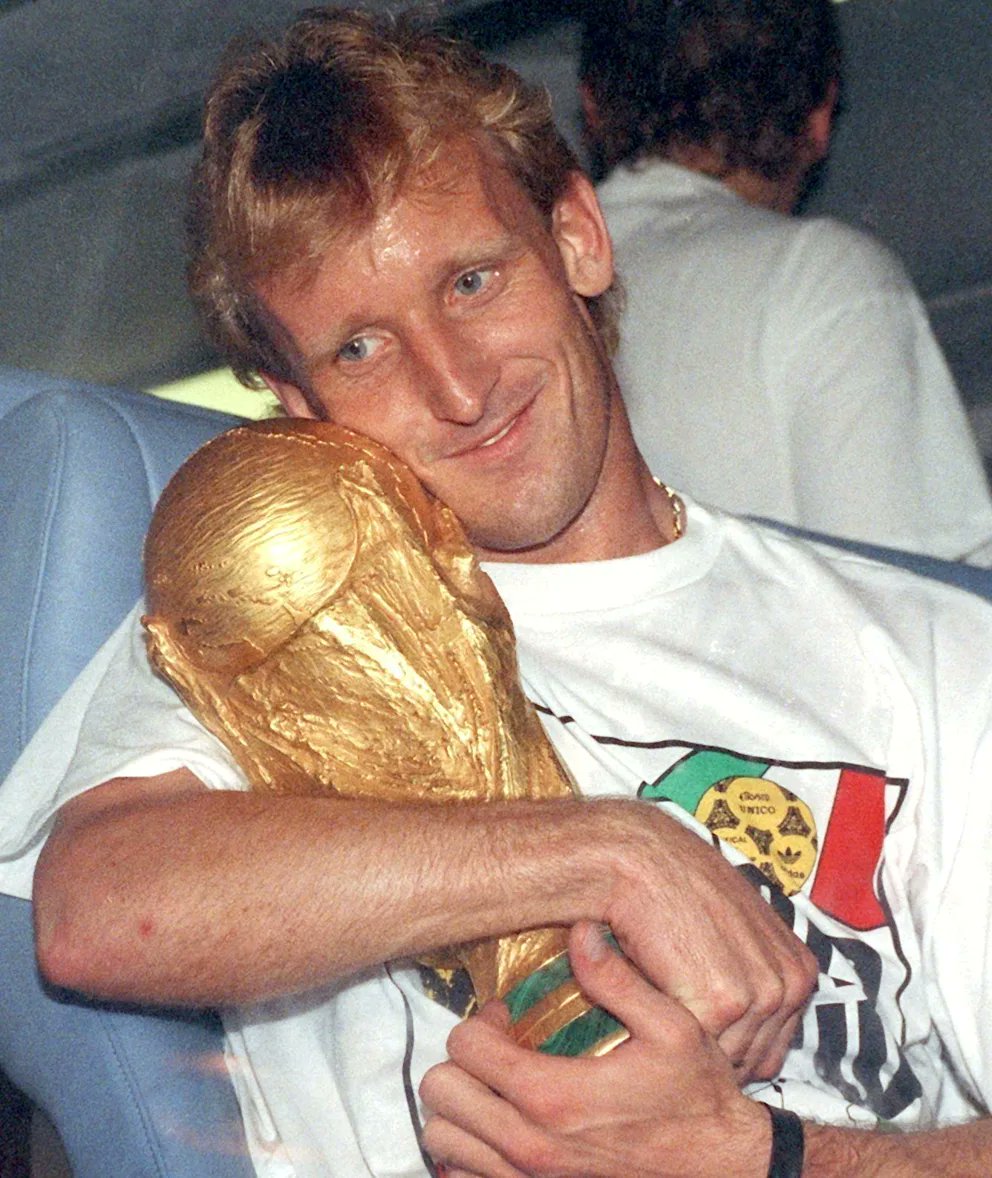 Mucki1973's tweet photo. DAS schockt mich jetzt...
Ruhe in Frieden, Andreas #Brehme 🕯️
#RIP #WM90 #DFB #Nationalmannschaft
Foto:DPA https://t.co/DZzvavgPNf