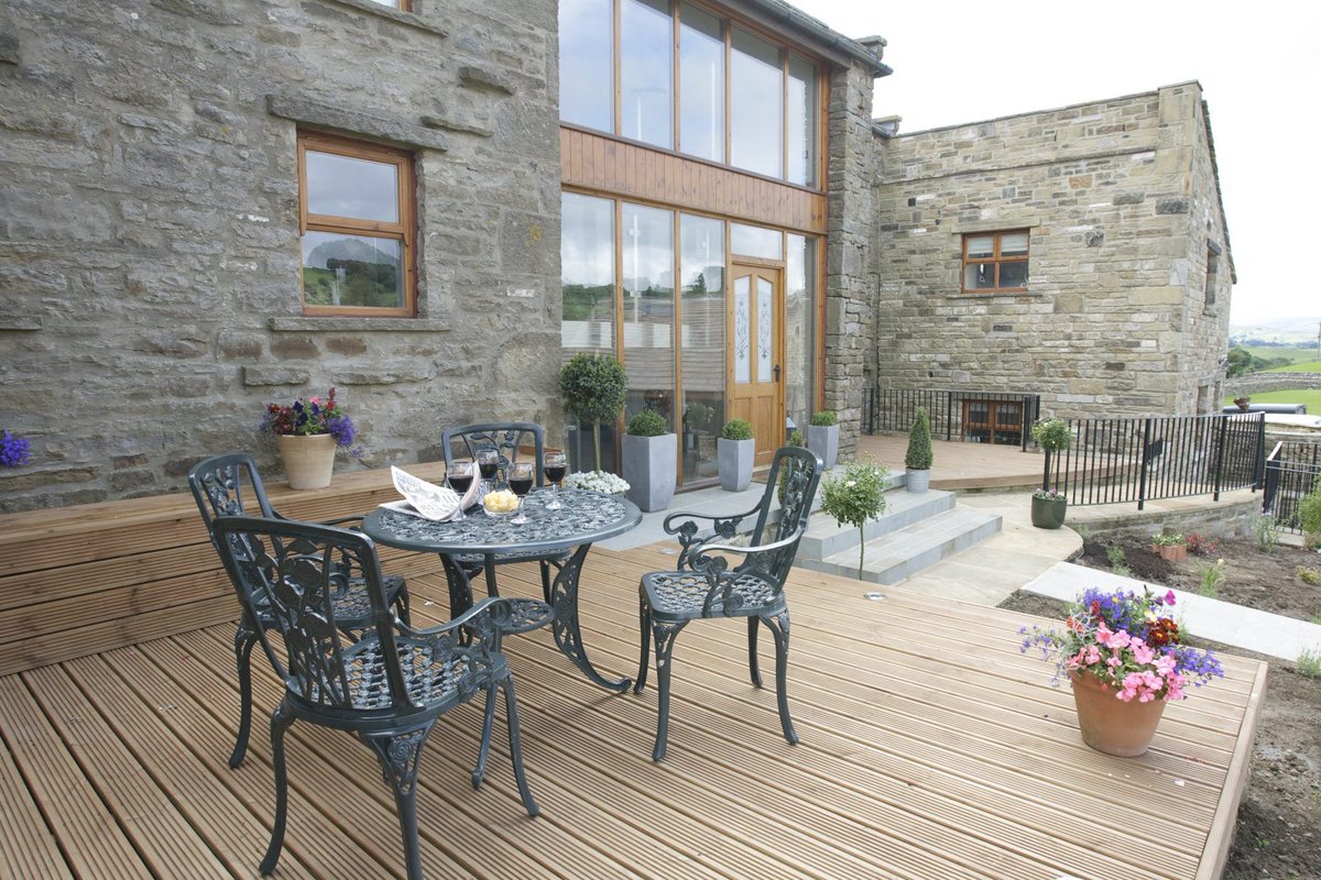 Escape to the tranquillity of Hill Top Farm in picturesque Askrigg village, surrounded by the stunning beauty of Wensleydale countryside!

🛏️ Sleeps 1-20
theholidaycottages.co.uk/northyorkshire… 

#HillTopFarm #Askrigg #YorkshireDales #Family #Getaway #ChildFriendly #DisabledAccess #OpenFire