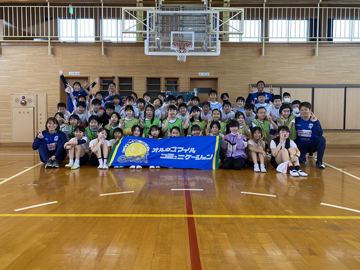 orcasmile2016's tweet photo. 今日は #池口響子選手 と #寺尾星奈選手 と一緒に鴨川市立東条小学校で4年生とサッカーしました☺️

あいにくの雨で体育館で行いましたが、男女とも元気が良く、みんな楽しくサッカーしてくれました⚽️

#オルカ鴨川FC
#オルカスマイルコミュニケーション
#東条小学校 https://t.co/0WTWGShj3B