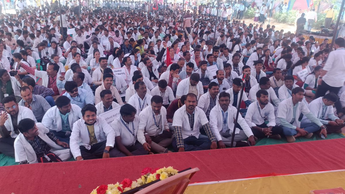 nhm_karnataka's tweet photo. @publictvnews ದಿನ : 2,
ಬೆಂಗಳೂರಿನ ಫ್ರೀಡಂ ಪಾರ್ಕಿನಲ್ಲಿ ಗ್ರಾಮೀಣ ಹಳ್ಳಿಯ ಸಾರ್ವಜನಿಕರಿಗೆ ಆರೋಗ್ಯ ಸೇವೆ ನೀಡುವ ಆರೋಗ್ಯ ಕ್ಷೇಮ ಕೇಂದ್ರಗಳ ಸಮುದಾಯ ಆರೋಗ್ಯ ಅಧಿಕಾರಿಗಳು (CHO) ಅನಿರ್ದಿಷ್ಟ ಮುಷ್ಕರ ಹಮ್ಮಿಕೊಂಡಿದ್ದು, ಮಾನ್ಯ ಮುಖ್ಯಮಂತ್ರಿಗಳೇ @siddaramaiah ಮತ್ತು ಆರೋಗ್ಯ ಸಚಿವರೇ @dineshgrao ,ದಯವಿಟ್ಟು ಅವರ ಬೇಡಿಕೆಯನ್ನು ಕೂಡಲೇ ಈಡೇರಿಸಿ. https://t.co/7ySuuoHSRK