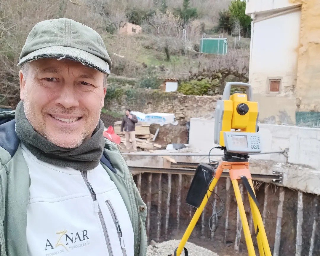 Si quieres saber qué hace un #topografo, y como puede ayudarte , tienes una cita hoy 22h: #7riojaTv "Hecho en La Rioja", Aznar Topografía.
No te lo pierdas: aparatos raros, viña, una presa, planos, obra, y una gran bodega.
Con #arquitecto, #constructor, #ingeniero...
Te gustará