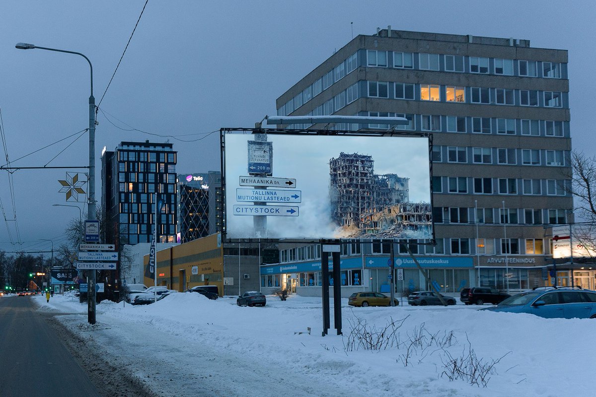 A #Tallinn l'artiste Rebeca Parbus 'Hekt' expose dans l'espace public ce à quoi ressemblerait la ville 'libérée' par la Fédération de Russie hetk.info #estonie (photo :Hekt)