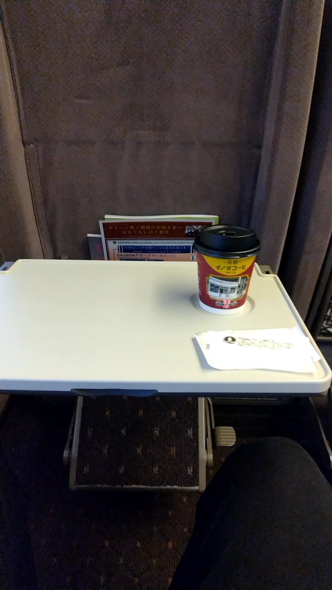 グリーン車での出張帰り。
去年貯めたグリーンプログラムを使ってます！
モバイルオーダーでコーヒー頼めて便利♫