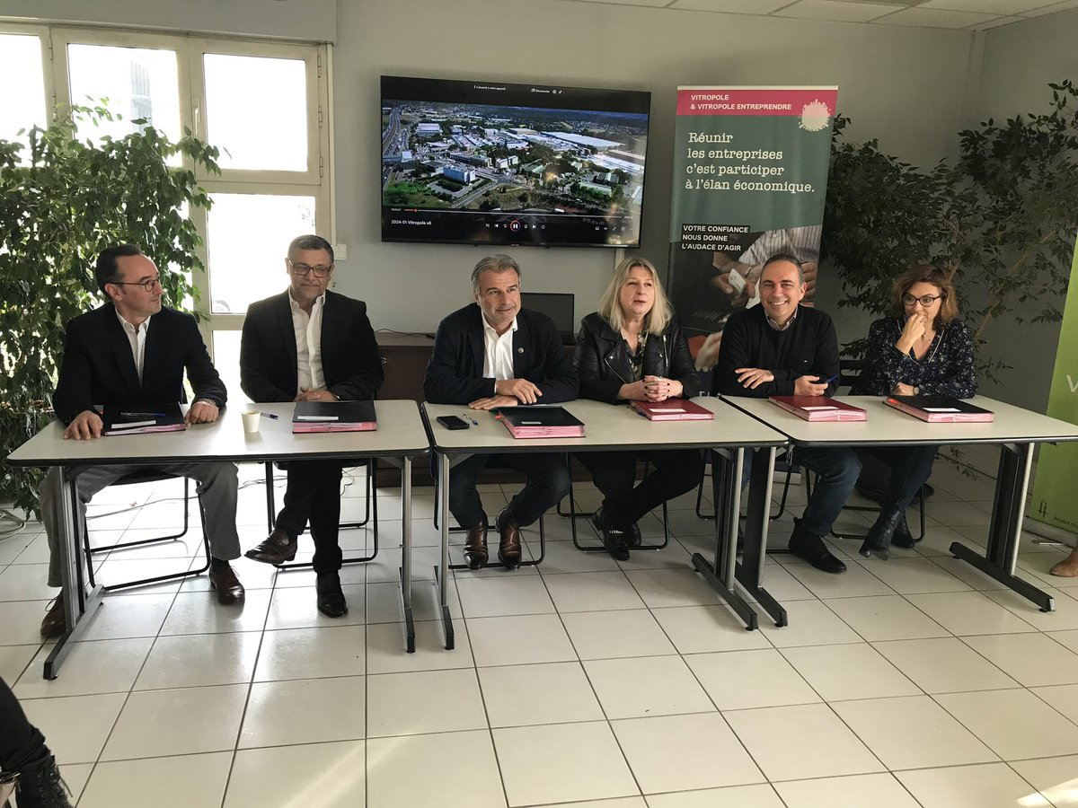 Ce matin, notre President <a href="/chauvinjl/">chauvin jean luc</a> est présent à Vitrolles pour officialiser  un partenariat entre les associations des Zones d’activités du territoire Etang de Berre/Pays Salonais et la #CCIAMP 🤝
<a href="/CLUBCEOP/">OPEn-Ouest Provence Entreprises</a> <a href="/vitropole/">Vitropole Entreprendre</a> <a href="/geoeb13/">GEOEB</a>