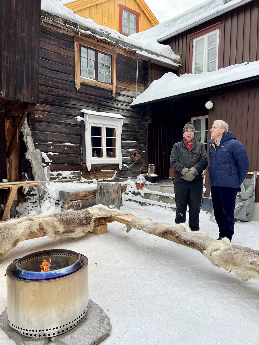 I dag åpner statsminister @jonasgahrstore den 169. Rørosmartnan. Men først, en liten gåtur rundt i Røros for å møte folk, se på forberedelsene og møte lokalt næringsliv.