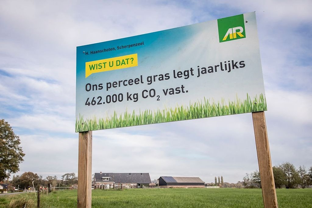 Landbouw kan als één van de weinige sectoren via planten CO2 uit de lucht opnemen en vasthouden in de bodem. Daarvoor verdienen boeren een beloning. Gisteren is een akkoord bereikt op een EU-wet die het mogelijk maakt deze natuurlijke CO2 opslag te certificeren. Goed nieuws!