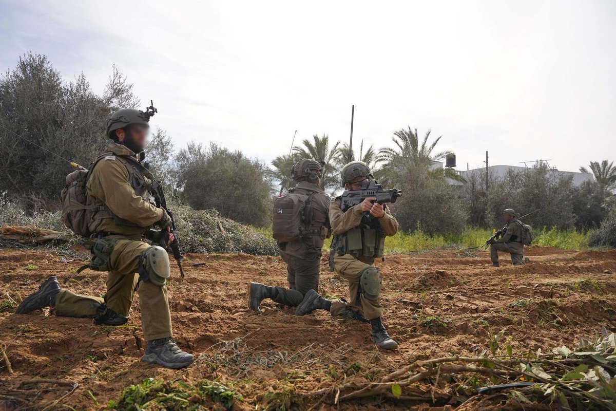 Over the past 24hrs, IDF troops in Gaza: 🔺Continued intensive operations in western Khan Yunis and central Gaza and eliminated dozens of terrorists, including by directing IAF aircraft and through tank and sniper fire. 🔺Directed the IAF to strike a Hamas weapons storage…