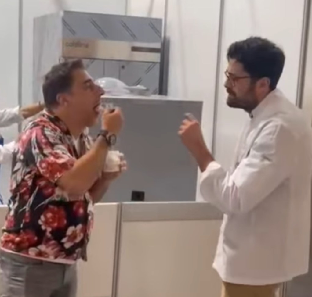 La participación de Chus en #Intersicop está dando para mucho...
El gran #JordiRoca, el pastelero del restaurante #ElCellerdeCanRoca , ha probado las creaciones de Chus y charlaron sobre su pasión...

#DiegoVerdú1878 #oviedo #heladosdiegoverdú #elVerdúOriginal #helados