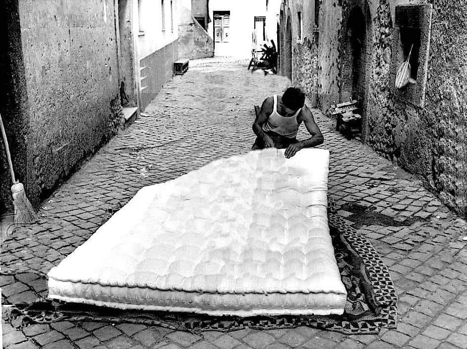 sampietrino's tweet photo. Vicolo del Cedro, 1948 ca.
Il materassaio, mestiere quasi scomparso: tu portavi la lana e lui ti cuciva il materasso.

#TBT #TakeMeBackThursday #materassaio #comeravamo ⁣#TakeMeBack #ThrowBackThursday #sampietrino #sanpietrino #sampietrini #sanpietrini #roma #rome https://t.co/eMEOv978iP